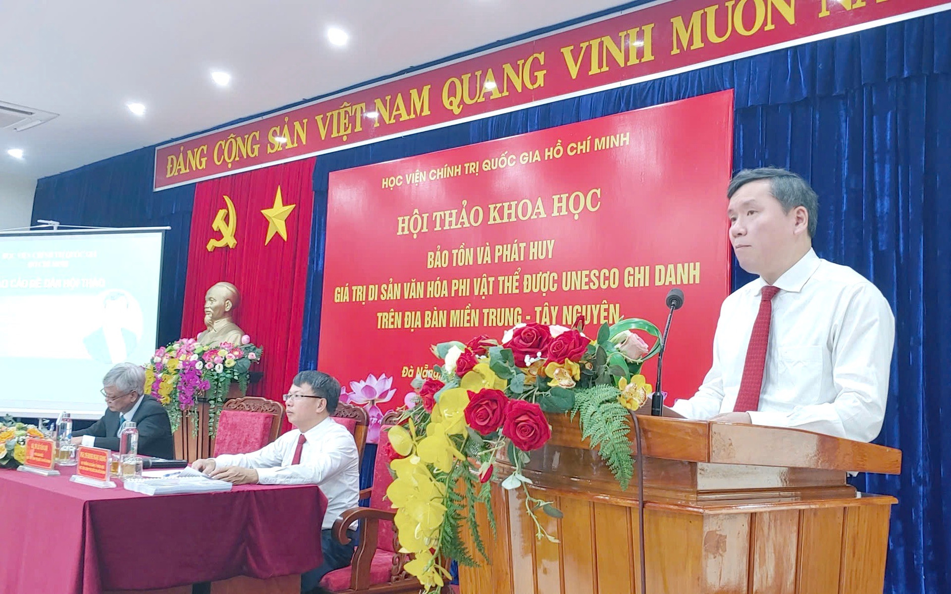 GS-TS Lê Văn Lợi – Phó Giám đốc Học viện Chính trị Quốc gia Hồ Chí Minh báo cáo đề dẫn hội thảo. Ảnh: Q.T