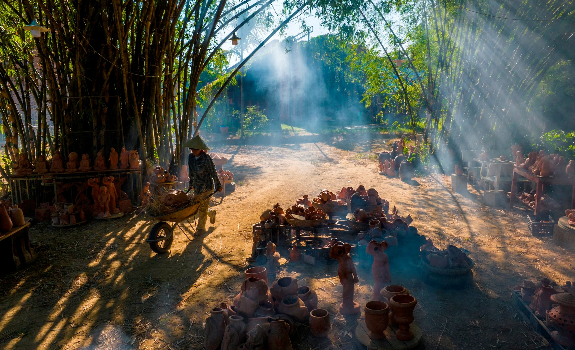 Bờ tre và hóa thân của đất. Ảnh: L.T.