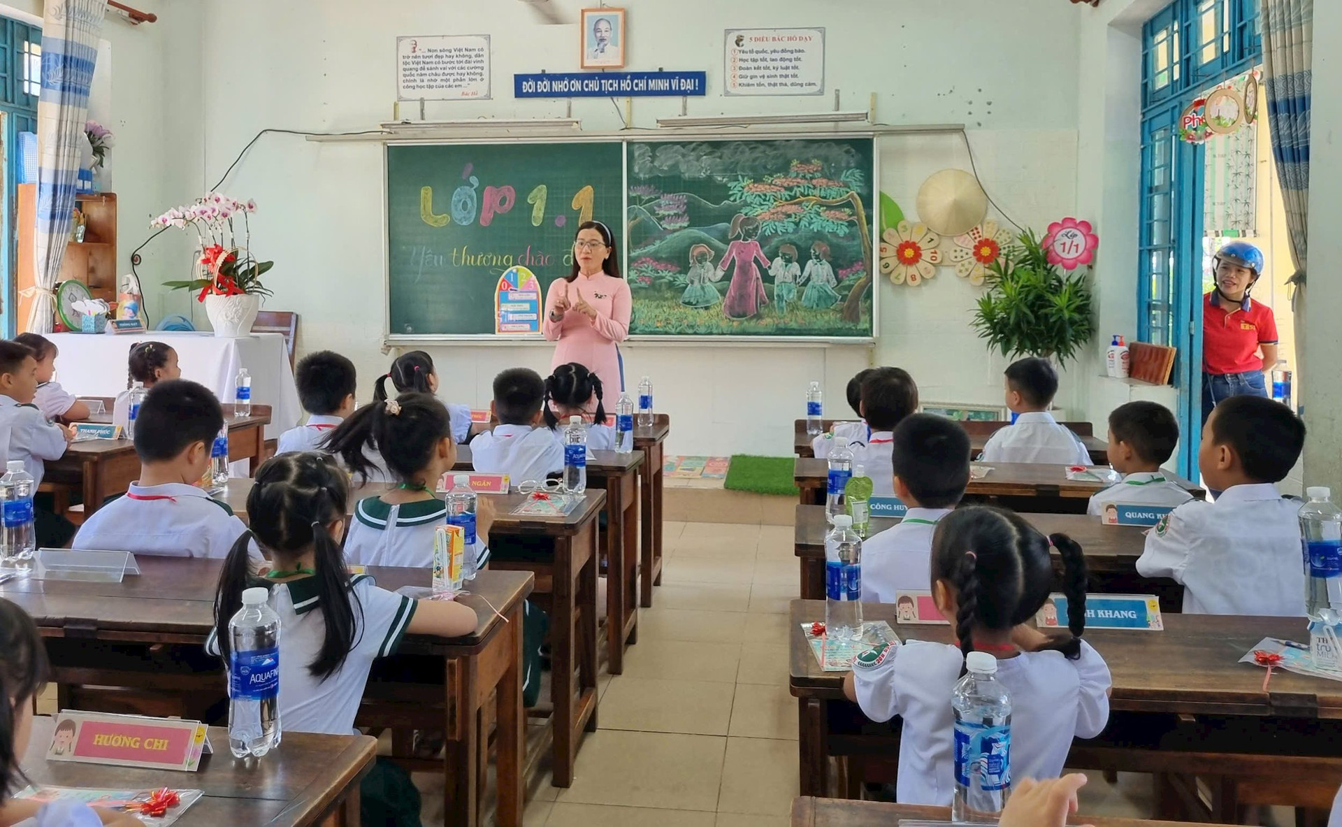 Học sinh lớp 1 trong ngày đầu tiên đến trường.