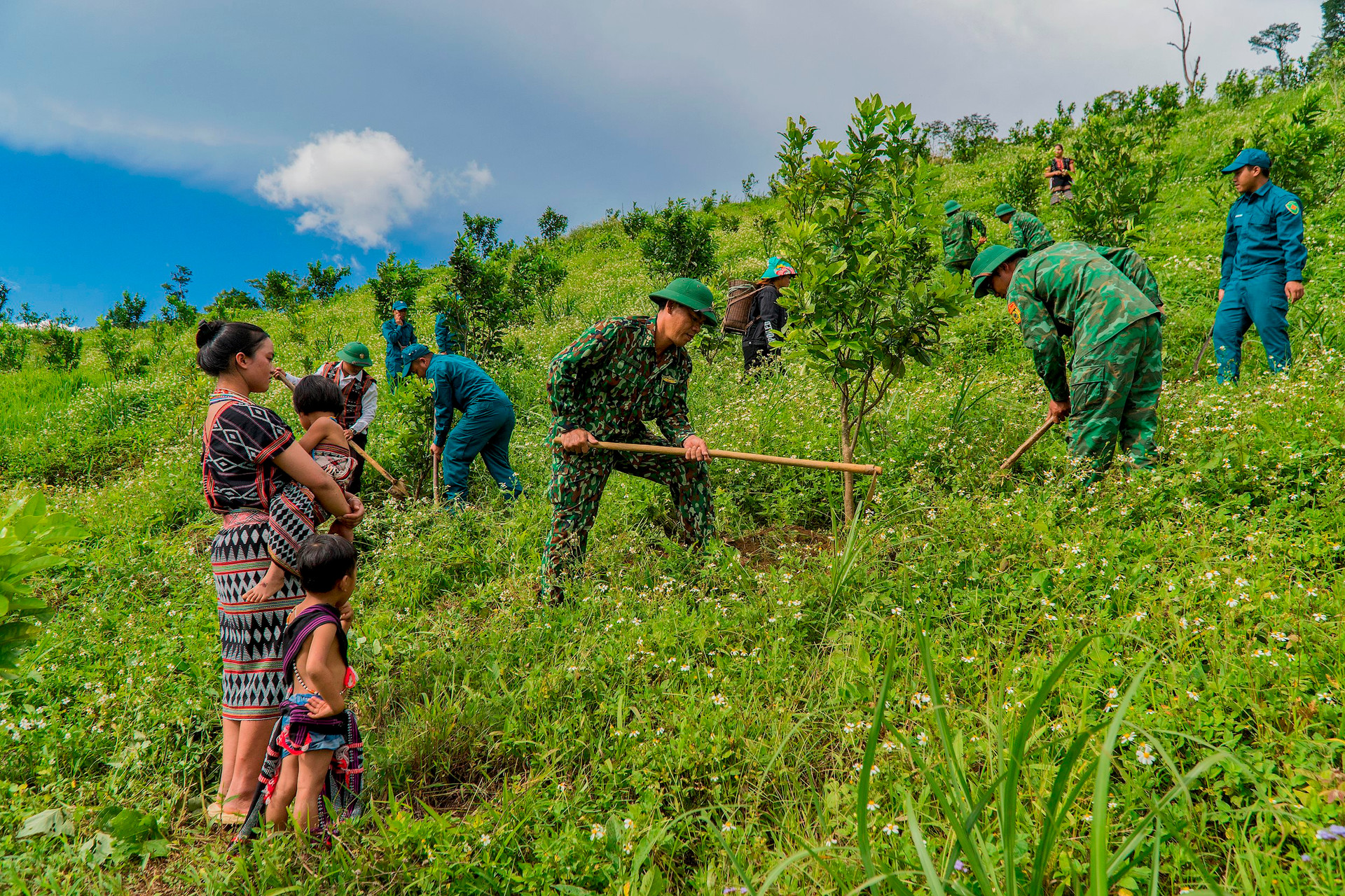 Giúp dân trồng cây ăn quả phát triển kinh tế -DSC06766