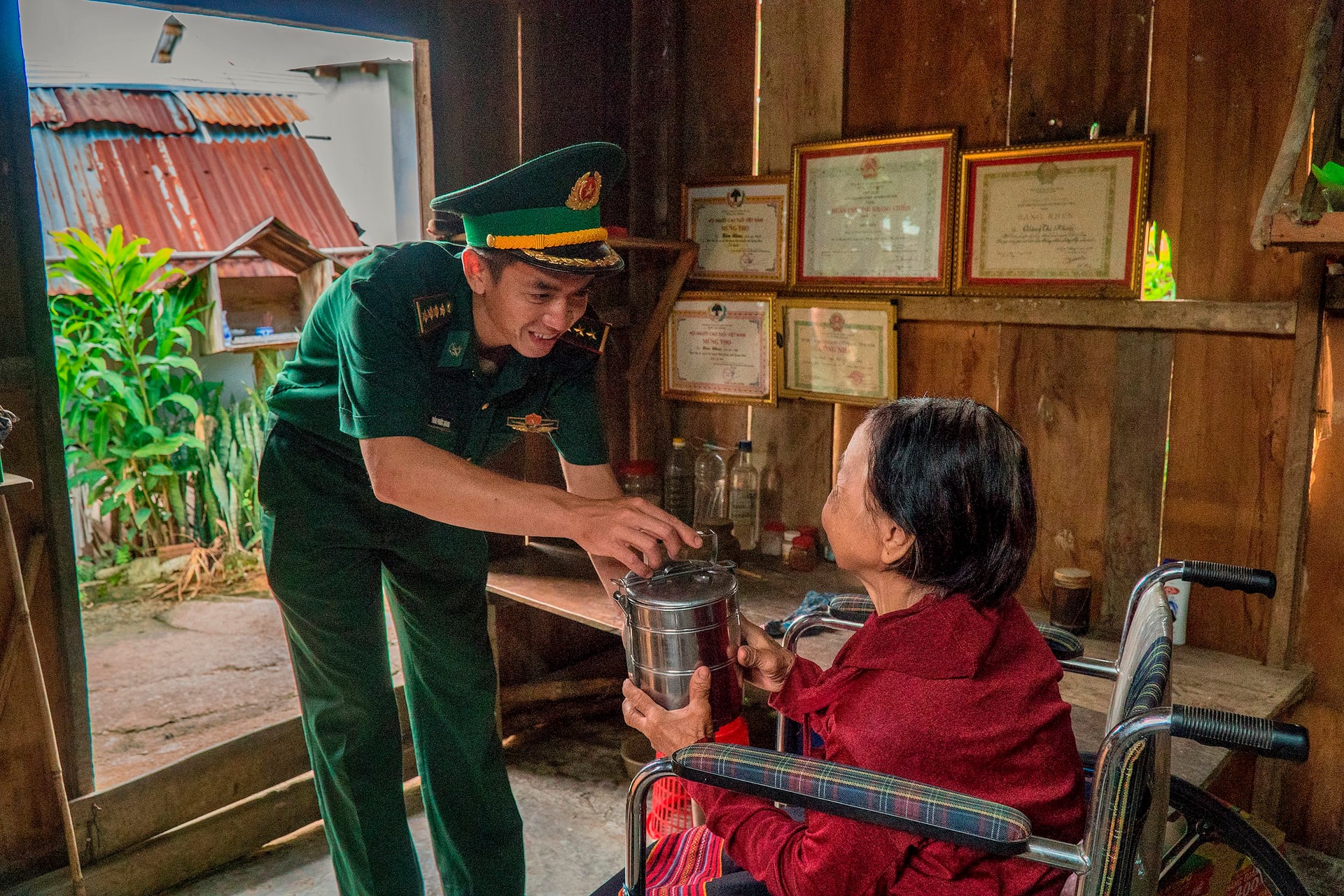 Mang cơm cho các đói tượng phụng dưỡng - DSC06138