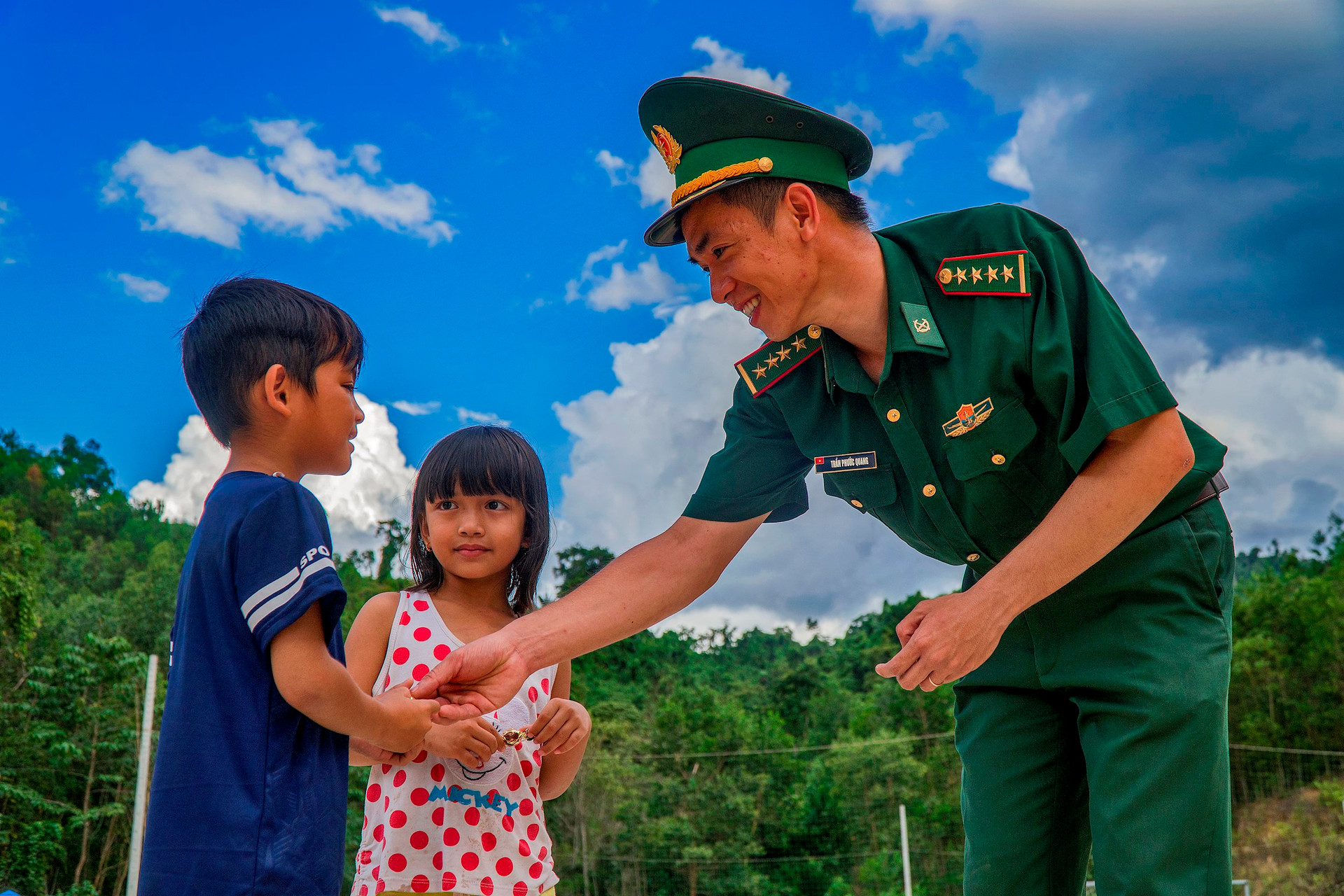 Thăm hỏi và cho quà trẻ em - DSC06044