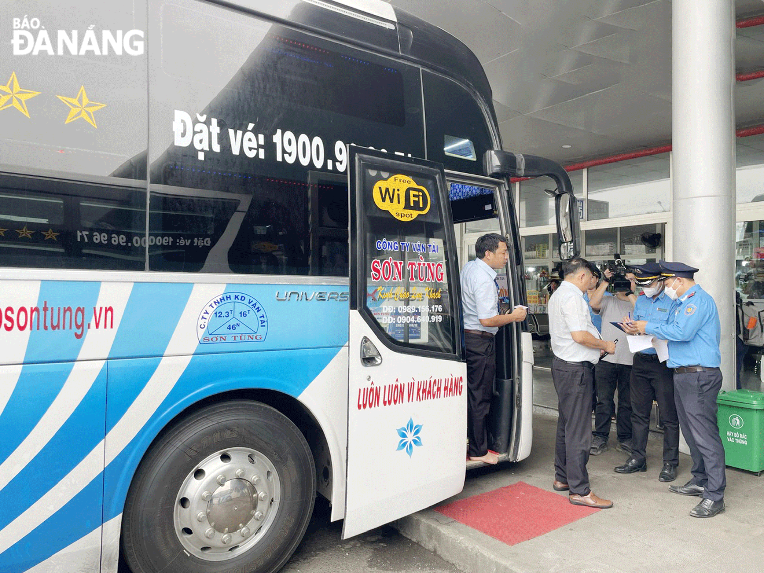 Lực lượng chức năng tuần tra, kiểm soát hoạt động vận tải. Ảnh: THÀNH LÂN