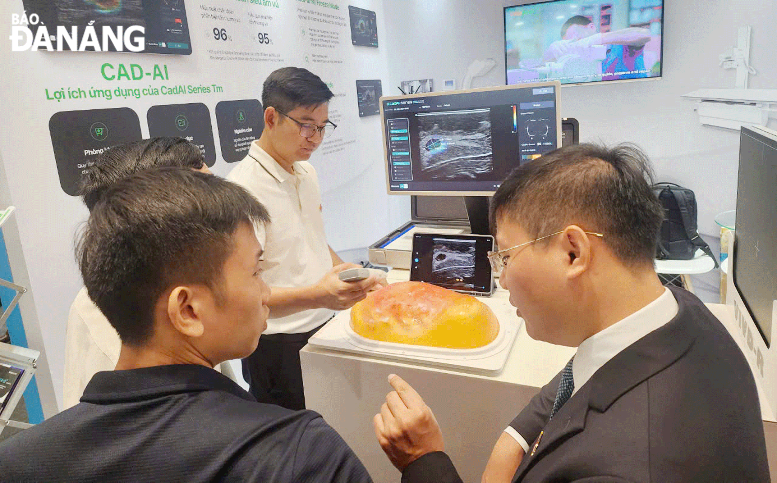 Các doanh nghiệp, tổ chức trong và ngoài nước tìm hiểu, đầu tư, hợp tác với thành phố ở lĩnh vực ứng dụng trí tuệ nhân tạo trong y tế. Ảnh: PHAN CHUNG