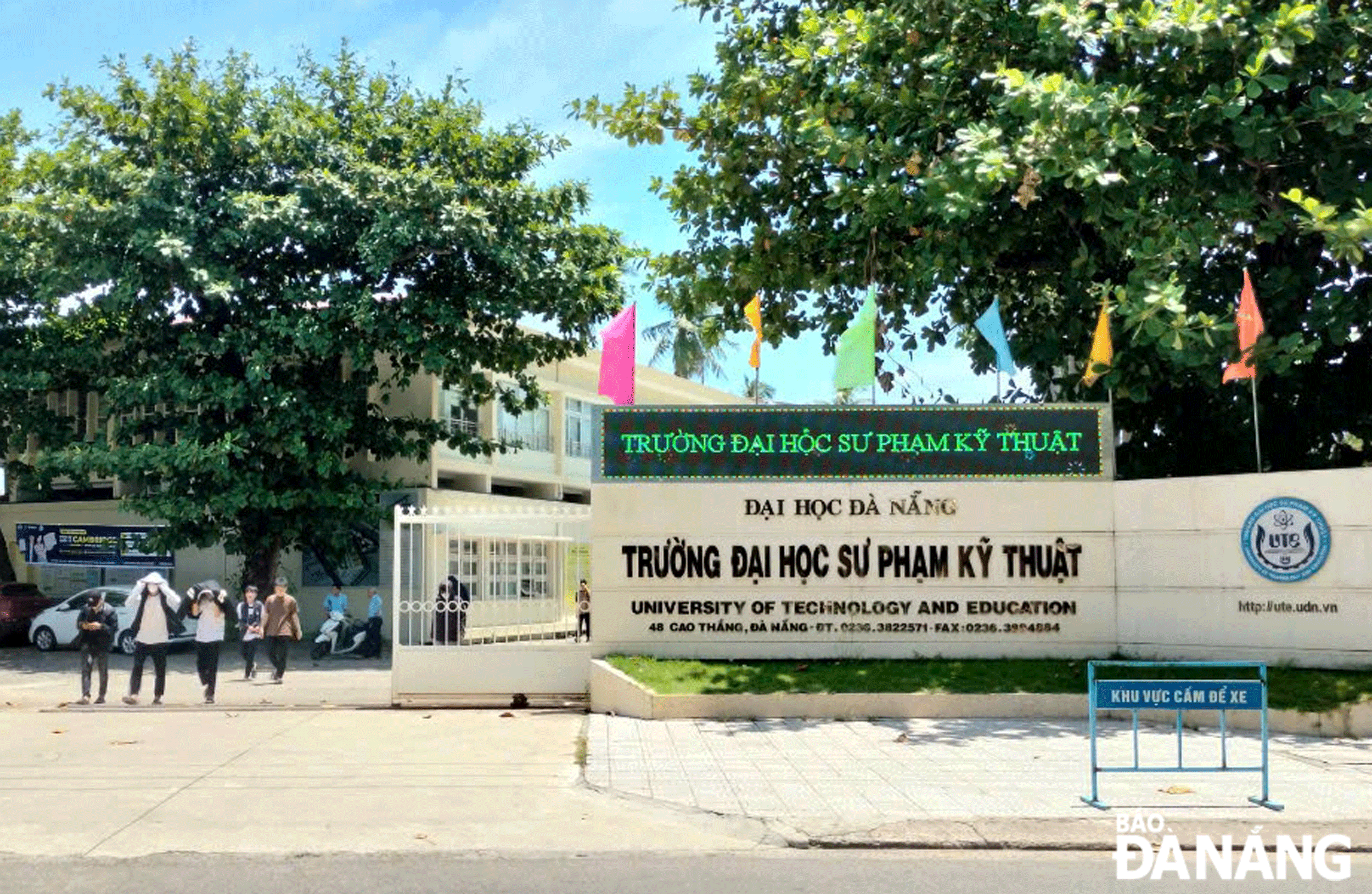 Trường Đại học Sư phạm Kỹ thuật (Đại học Đà Nẵng) đang xác minh, xử lý vụ việc liên quan đến sử dụng sách chưa được xuất bản để làm hồ sơ thi thăng hạng lên giảng viên chính của một nữ giảng viên. TRONG ẢNH: Cổng Trường Đại học Sư phạm Kỹ thuật. Ảnh: LÊ PHẠM