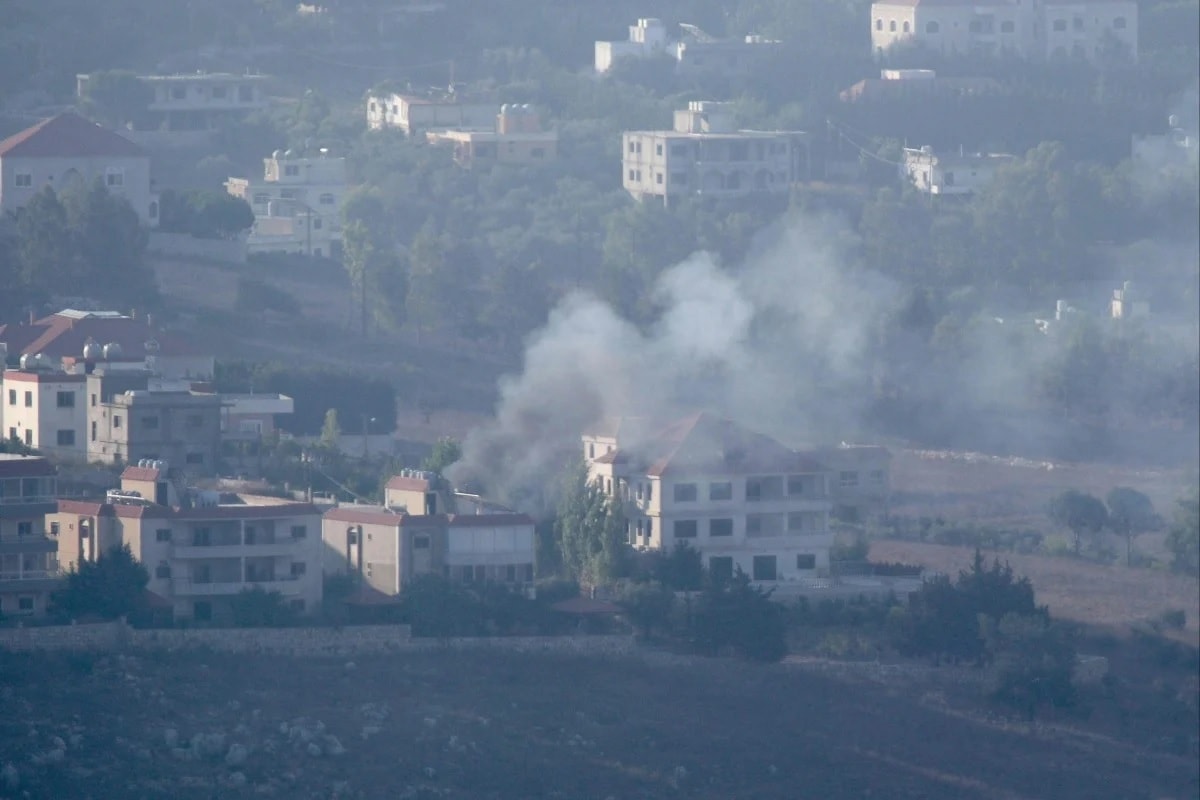 Khói bốc lên từ một khu vực bị Israel không kích ở miền nam Lebanon vào ngày 25-8. Ảnh: AFP