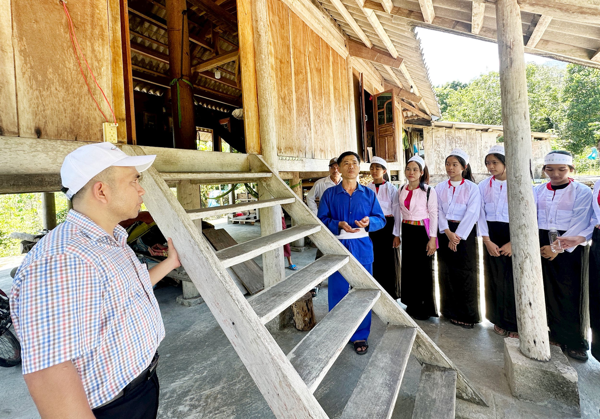 Người dân bản địa giới thiệu về sự tích căn nhà sàn của người Mường