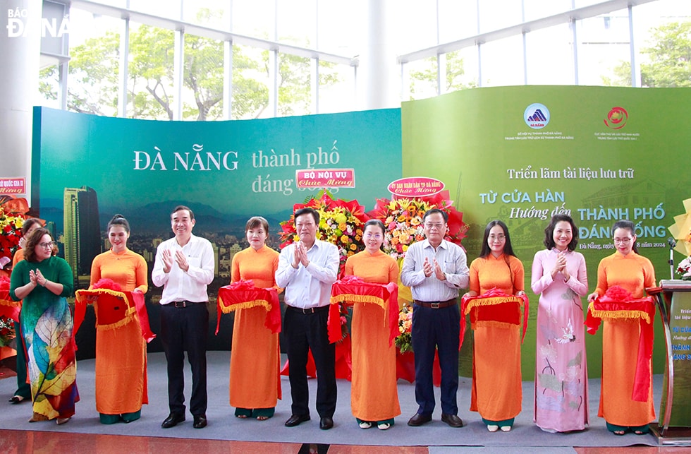 Thứ trưởng Bộ Nội vụ Nguyễn Duy Thăng (giữa) và Chủ tịch UBND thành phố Lê Trung Chinh (thứ 4, bên trái sang) cùng các đại biểu cắt băng khai mạc triển lãm. Ảnh: X.D