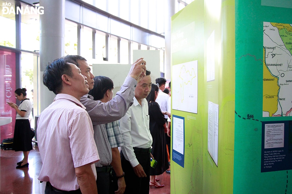 Triển lãm thu hút đông đảo cán bộ, nhân dân và học sinh, sinh viên đến tham quan. Ảnh: X.D