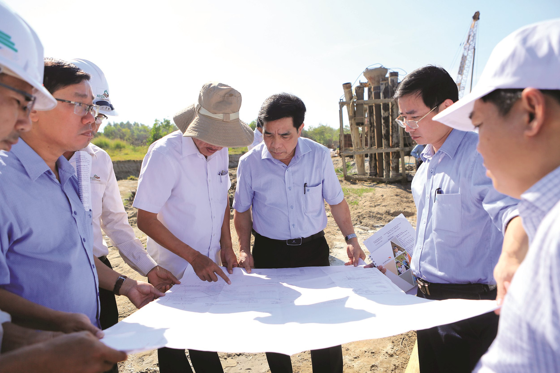 Chủ tịch UBND tỉnh Lê Văn Dũng kiểm tra thực địa tại dự án sửa chữa, nâng cấp khu neo đậu tránh trú bão cho tàu cá An Hòa. Ảnh: T.CÔNG