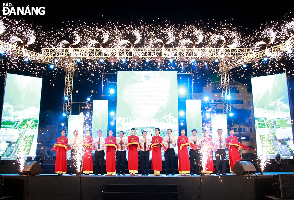 Bí thư Thành ủy Nguyễn Văn Quảng (giữa) và lãnh đạp thành phố cắt băng khánh thành công trình nâng cấp, tôn tạo Đài tưởng niệm thành phố và cải tạo, mở rộng Quảng trường 29-3. Ảnh: X.D