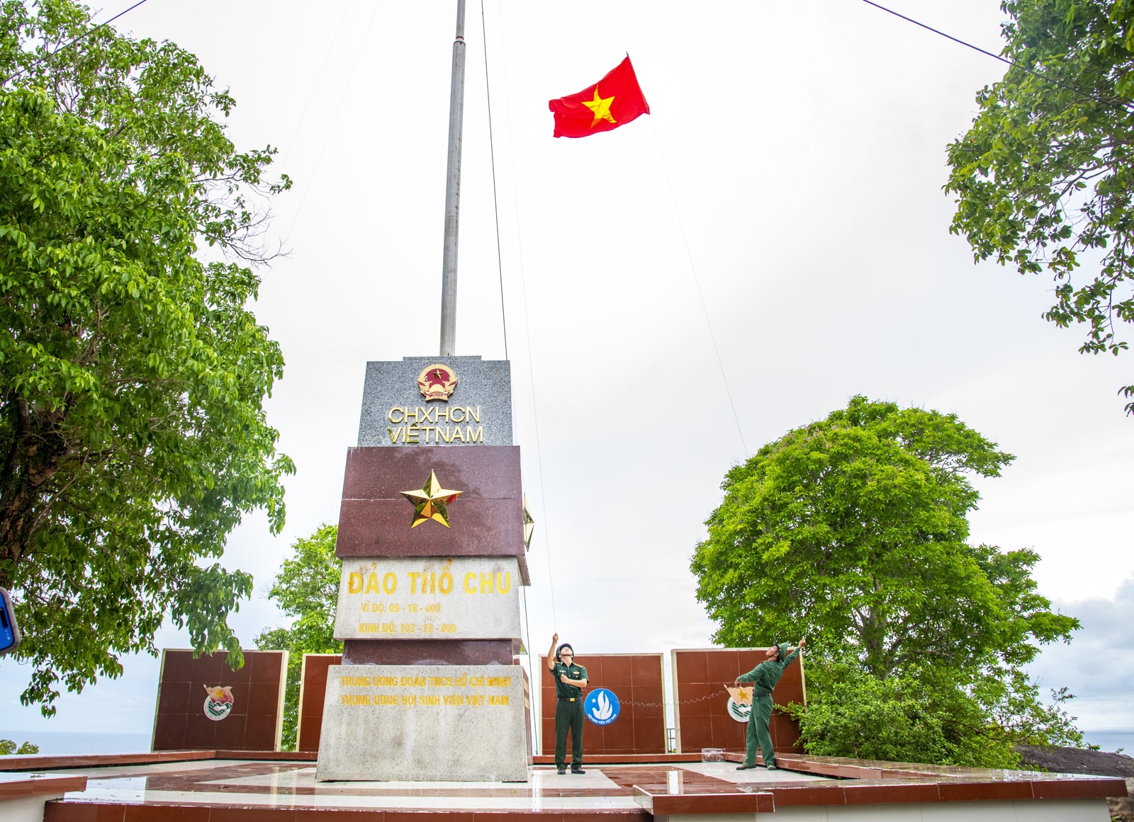 Cột cờ Tổ quốc Thổ Chu do Trung ương Hội Sinh viên Việt Nam phát động xây dựng. Ảnh Văn Chương