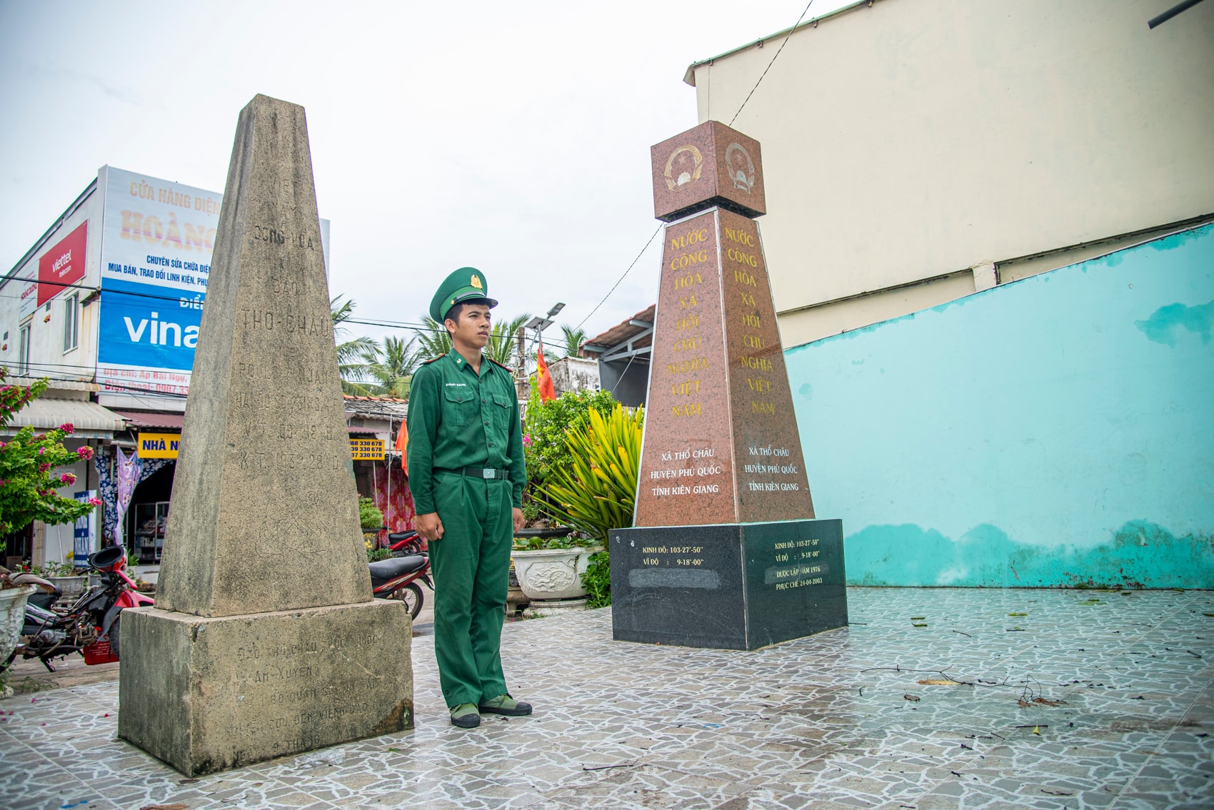 Một người lính Biên phòng đến thăm cột mốc trên đảo Thổ Châu, quần đảo Thổ Chu. Ảnh Văn Chương