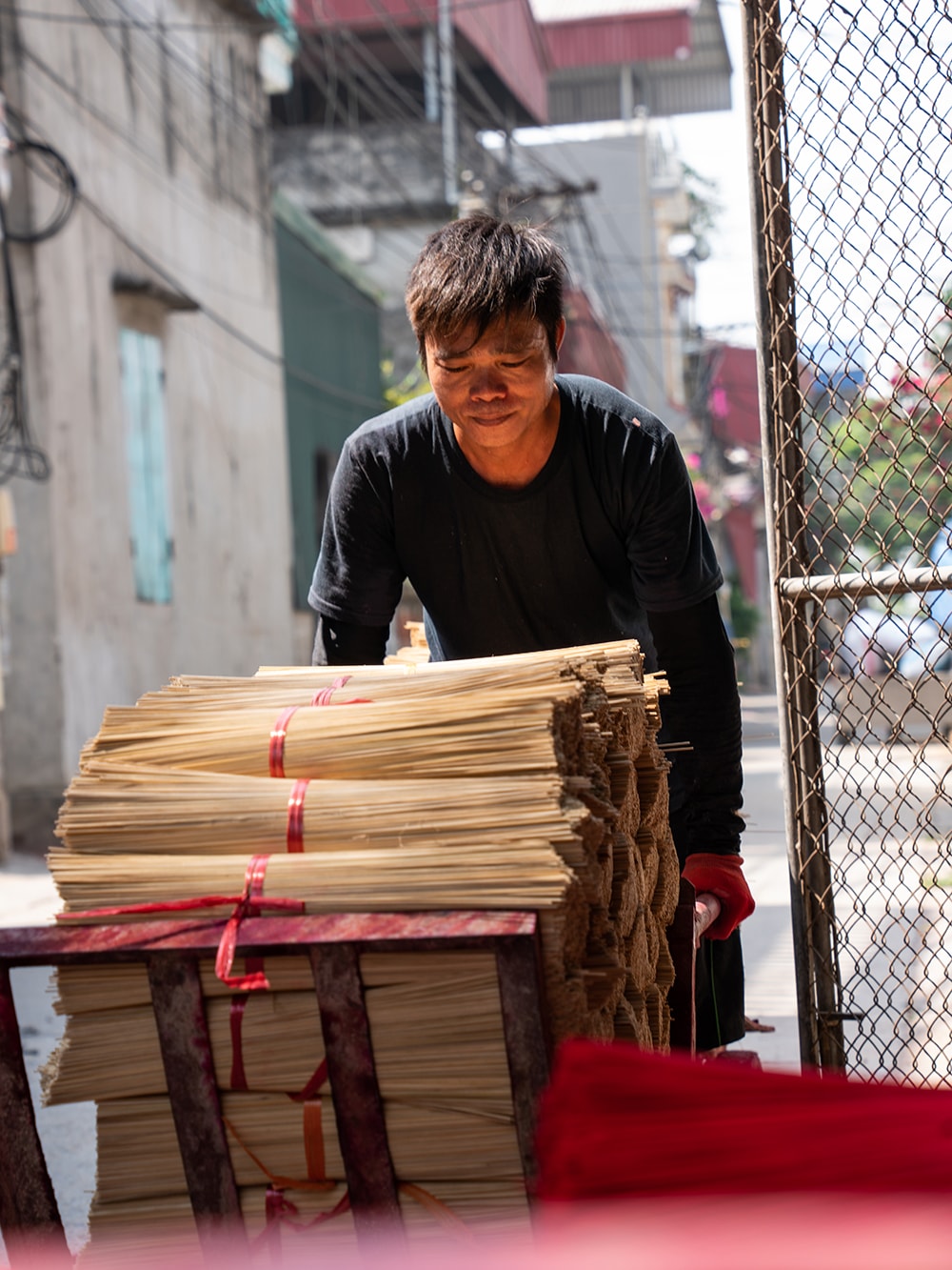 Đối với người dân ở đây, công việc làm tăm hương tạo nguồn thu nhập ổn định.