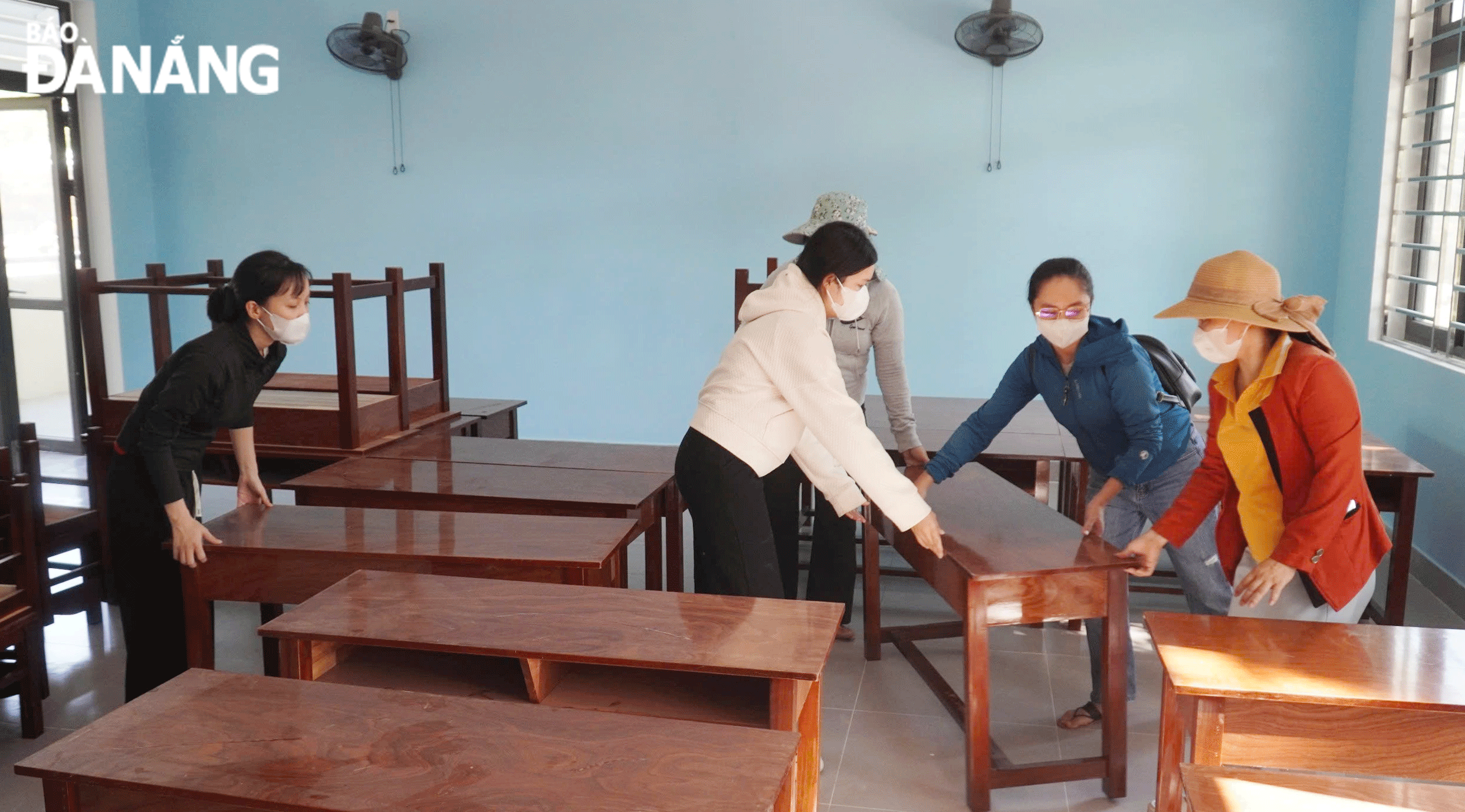 Các thầy, cô giáo Trường Tiểu học Phạm Hồng Thái dọn dẹp, sơn sửa trường, lớp chuẩn bị cho năm học mới. Ảnh: N.QUANG