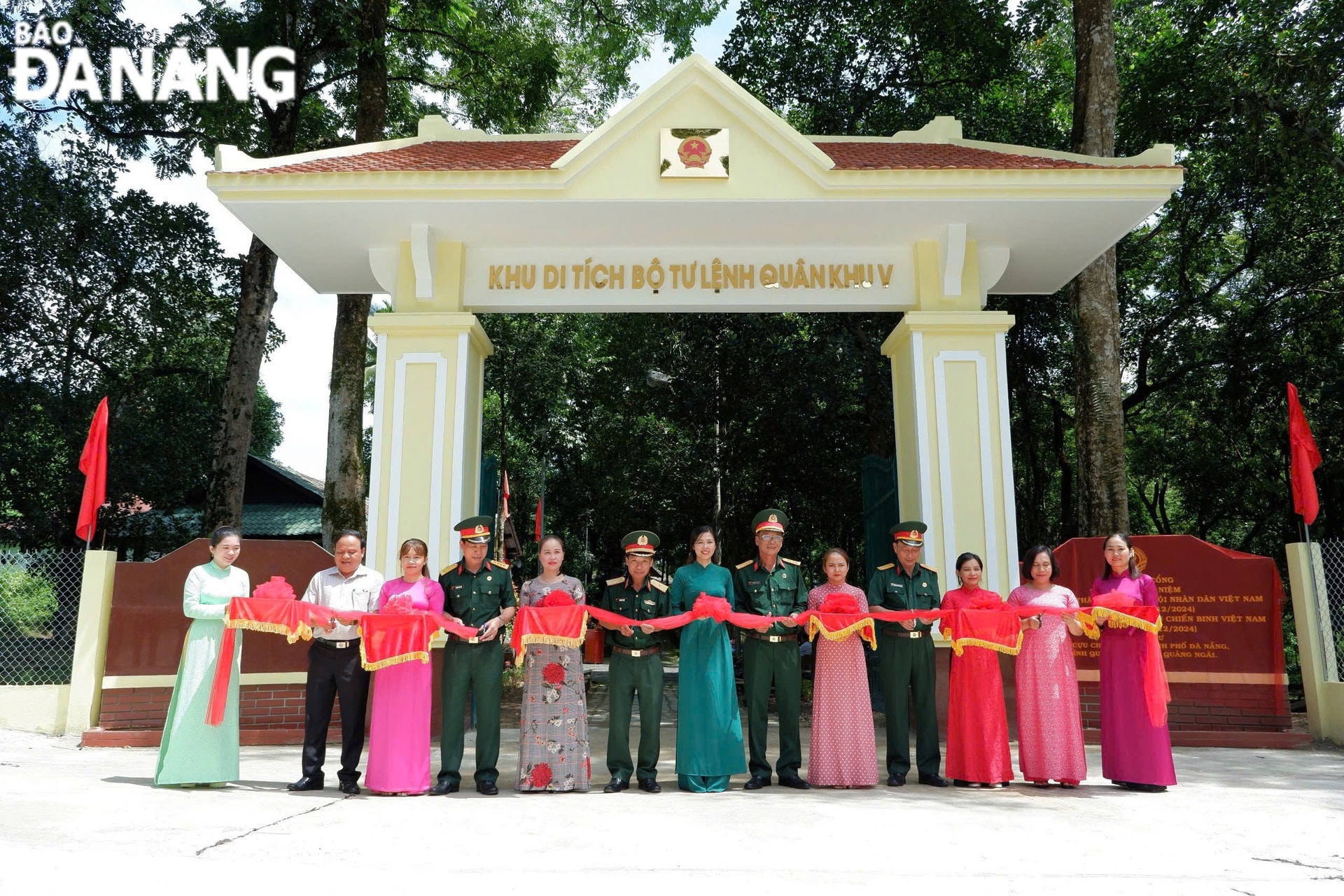 Đại biểu cắt băng khánh thành công trình cổng Khu di tích Bộ Tư lệnh Quân khu 5. 