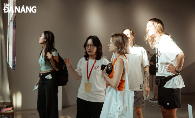 Không chỉ thu hút khách Việt, triển lãm Rong - rao còn thu hút những du khách nước ngoài, có mong muốn tìm hiểu, khám phá văn hóa Việt Nam.