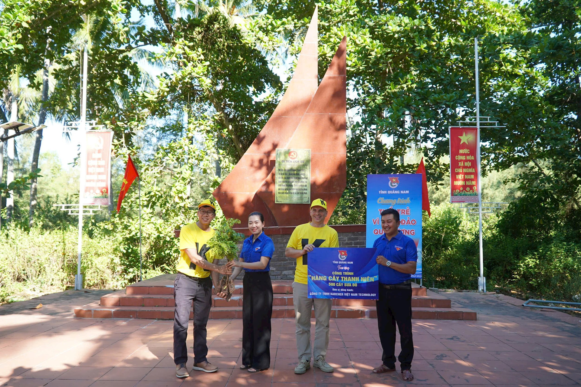 Đoàn thanh niên tỉnh trao tặng hàng cây thanh niên 500 cây sưa đỏ tại Di tích Chi bộ Quang Ánh Minh. Ảnh: M.L