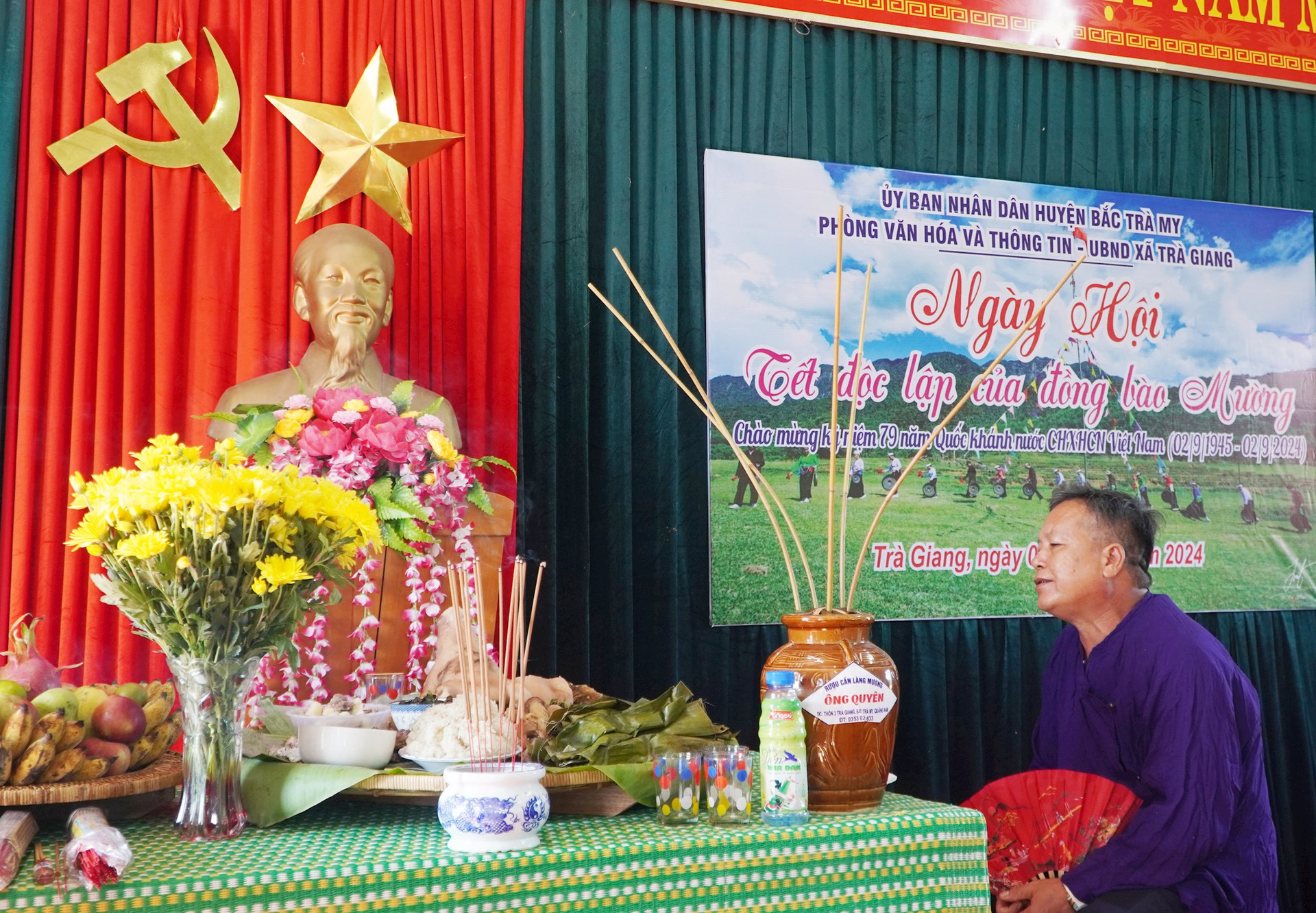 Thầy mo cúng dâng hương Bác Hồ. Ảnh_ PHAN VINH