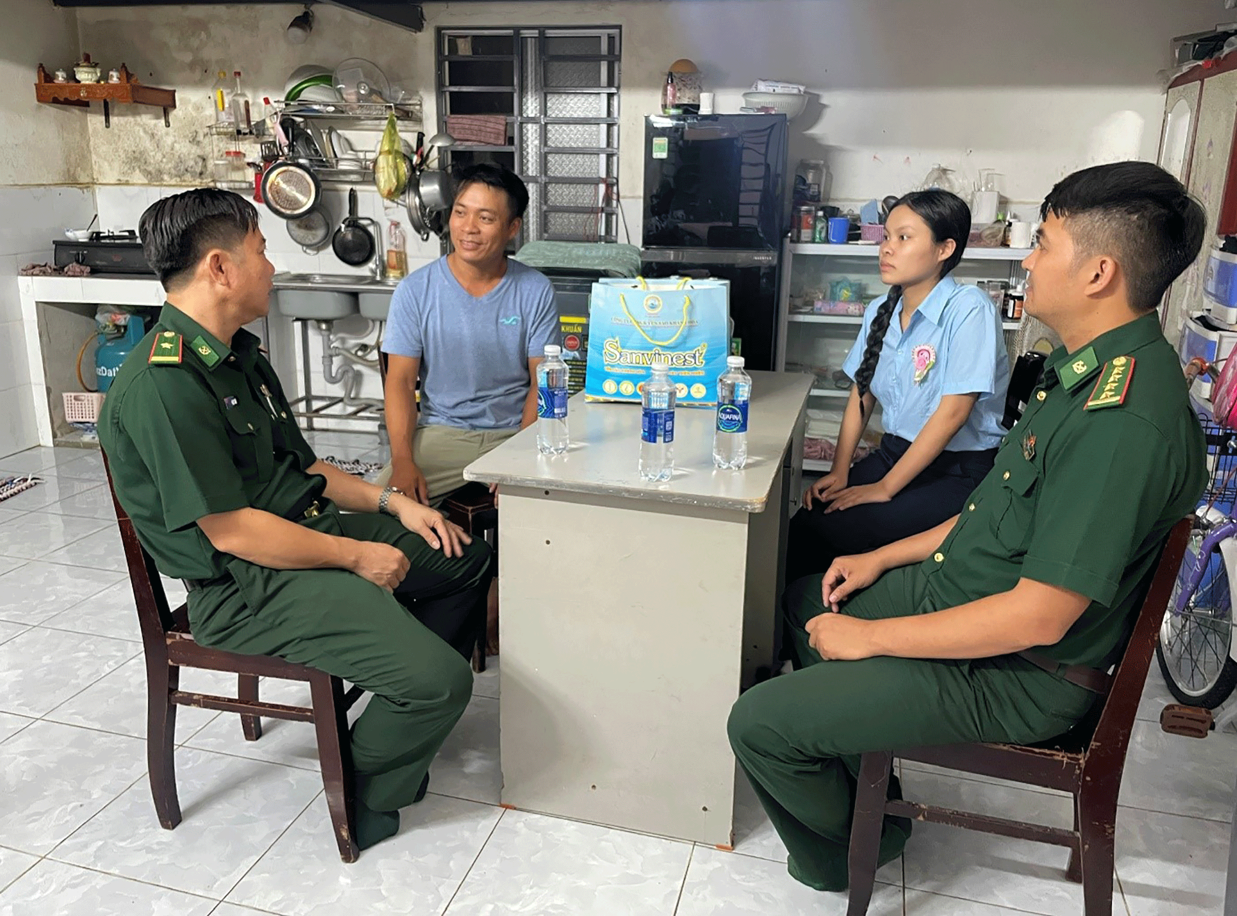 Cán bộ Đồn Biên phòng Non Nước (Bộ đội Biên phòng thành phố) thăm hỏi, tặng quà cho em Huỳnh Lê Hoàng Bảo Như.