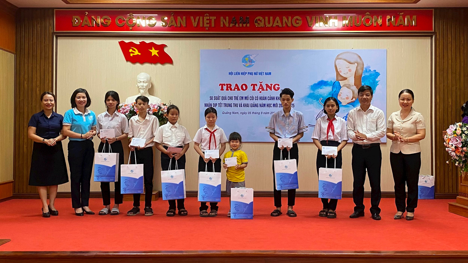 Lãnh đạo Trung ương Hội LHPN Việt Nam tặng quà trẻ em mồ côi. Ảnh: T.T