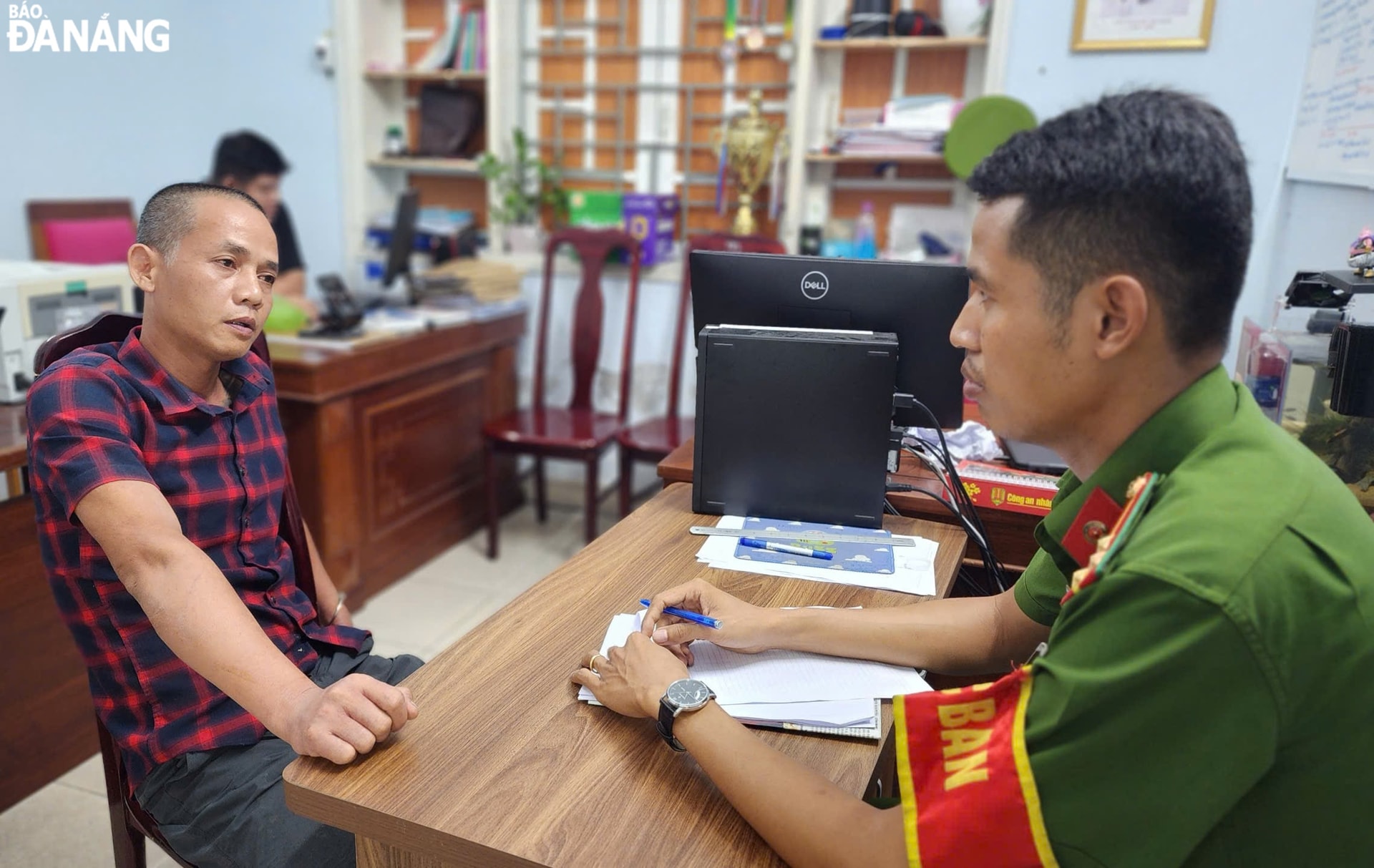 Đối tượng Đoàn Việt Nam (bên trái) tại cơ quan công an. Ảnh: L.H