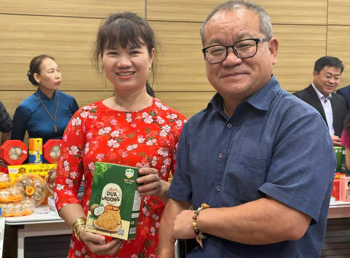 An introduction of Quy Thu grilled coconut cake at the seminar