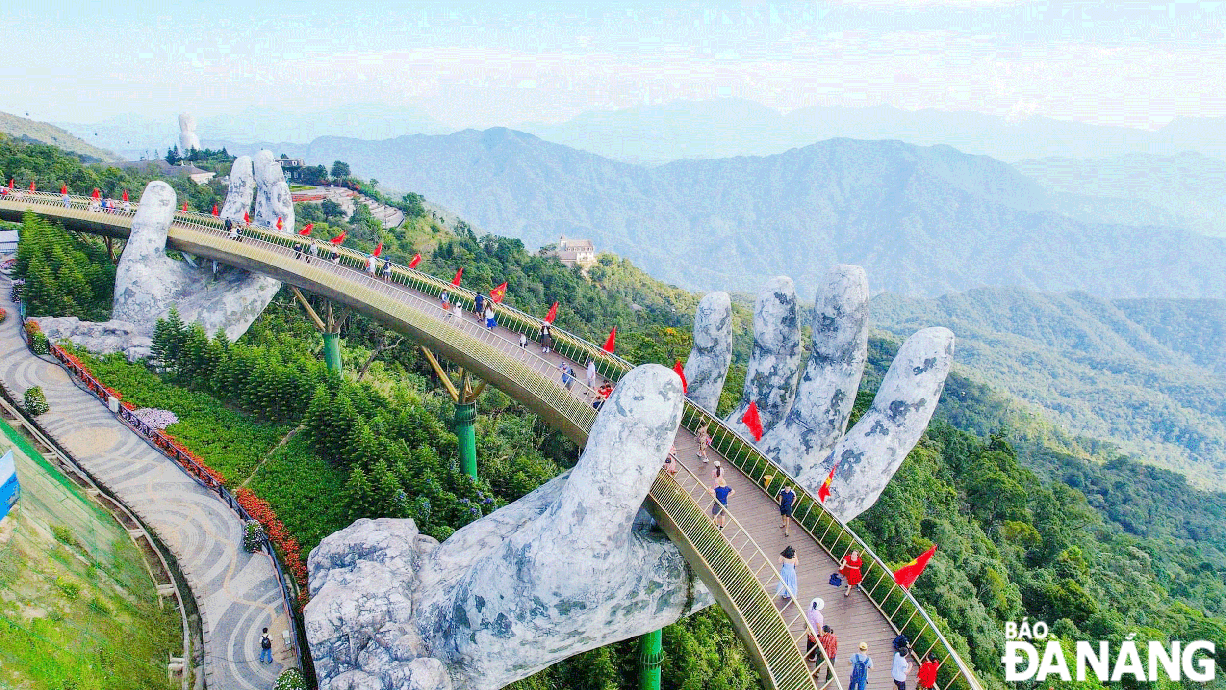 8 tháng năm 2024, các hoạt động kinh tế trên địa bàn tăng trưởng khá. TRONG ẢNH: Du khách tham quan Bà Nà Hills. Ảnh: M.Q