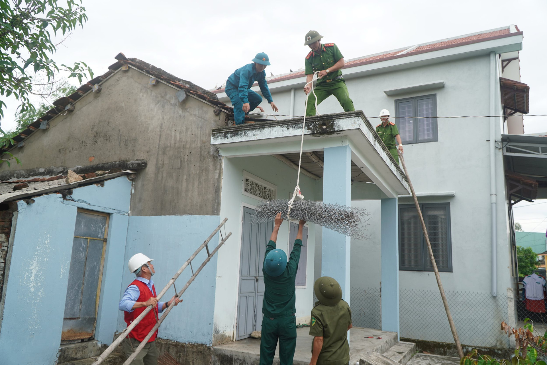 Hỗ trợ người dân chằng chống nhà cửa. Ảnh