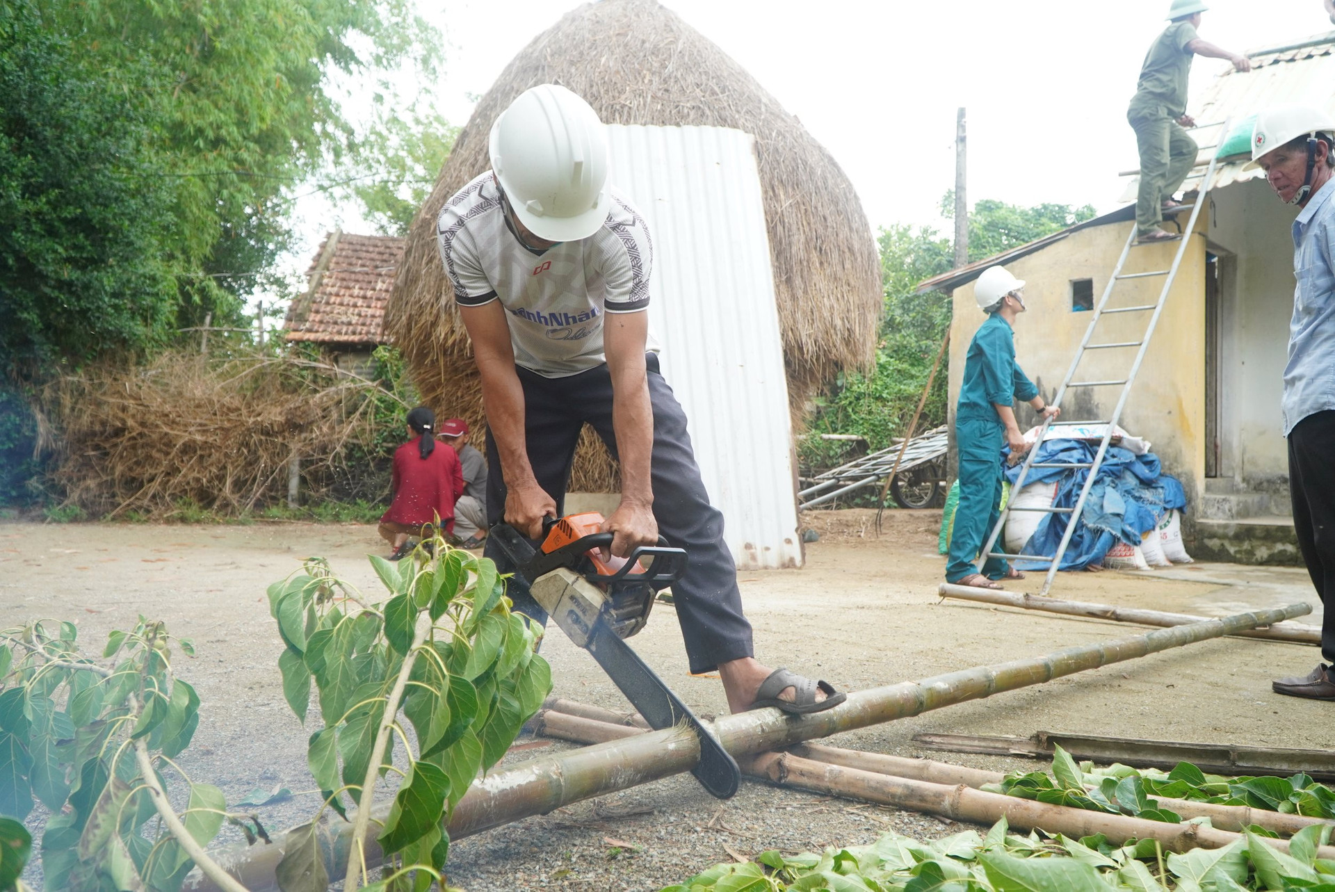 Huy động phương tiên, máy móc tham gia diễn tập. Ảnh