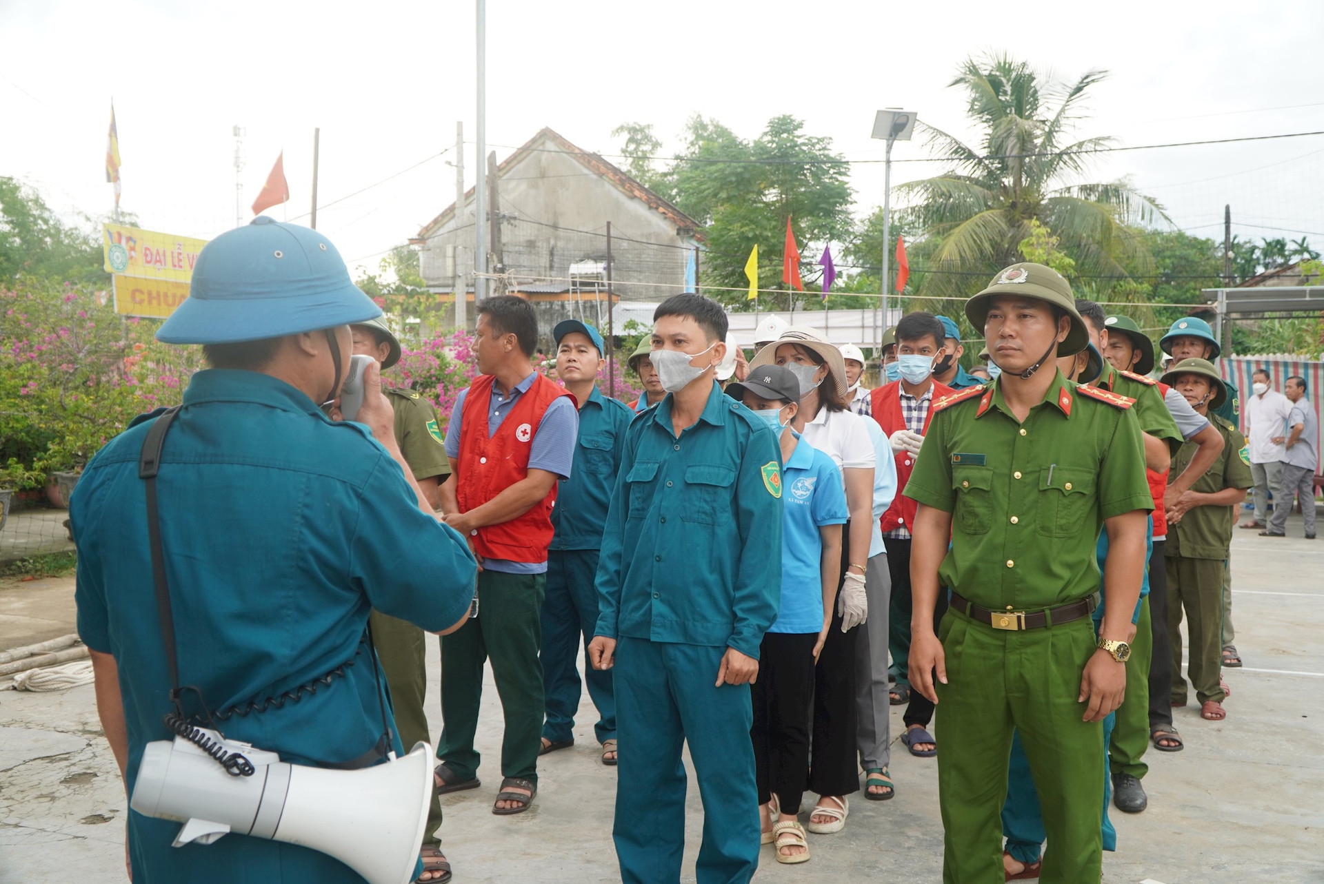 Lực lượng xung kích xã tập hợp lực lượng triển khai xử lý các tình huống ứng phó. Ảnh