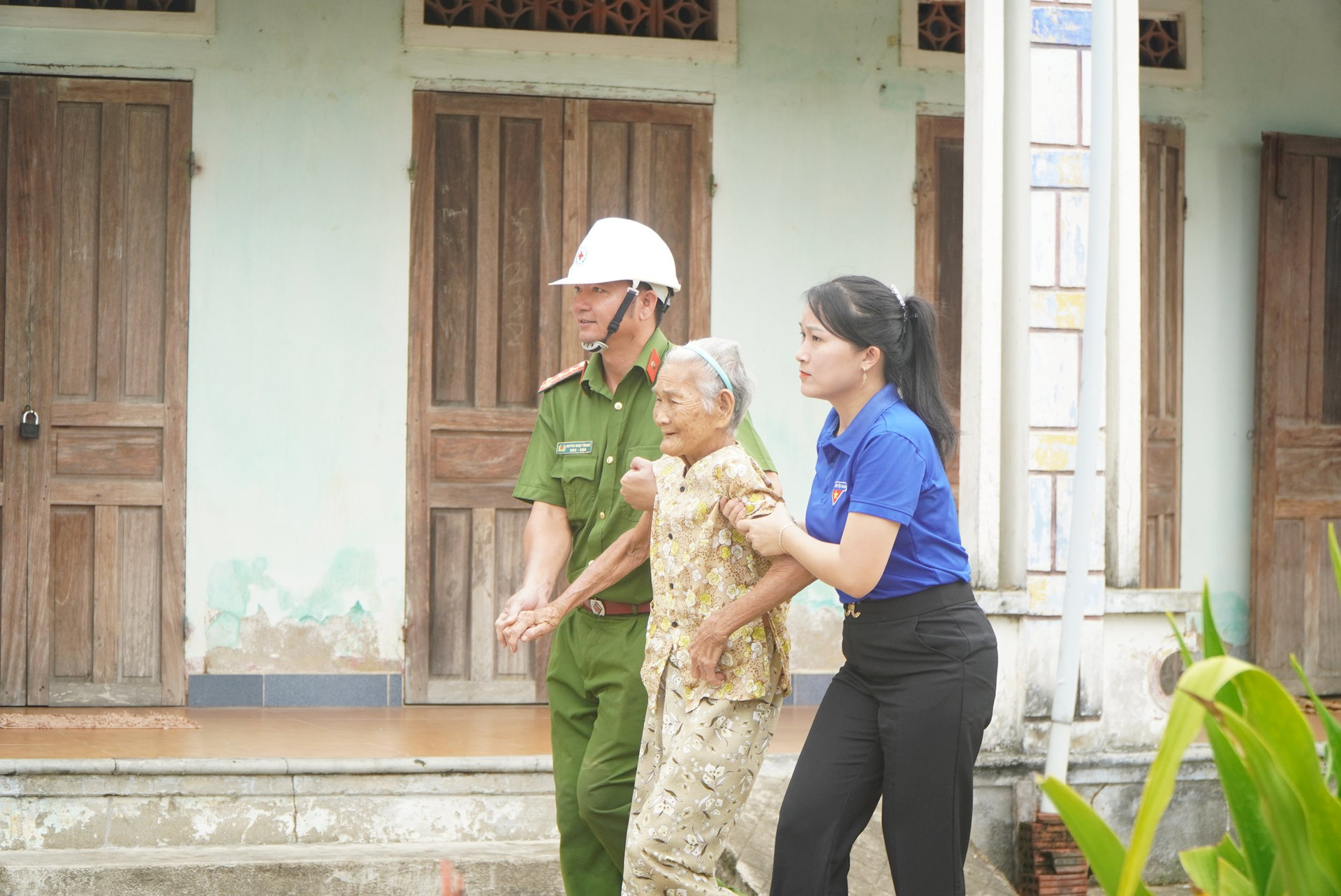 Thực hành việc đưa người già yếu đến nơi tránh trú an toàn. Ảnh