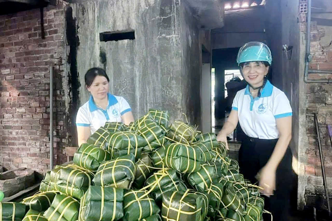 Bánh chưng sau khi gói xong