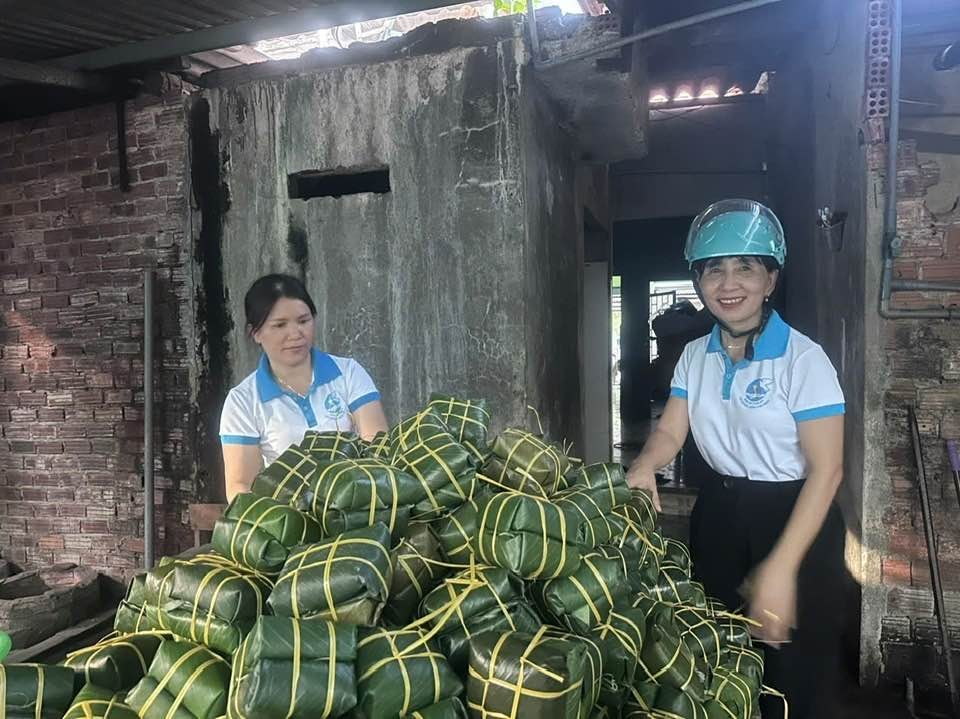 Người dân nhiều địa phương trong tỉnh đang chung tay quyên góp thực phẩm, hàng hóa giúp đỡ người dân các tỉnh phía Bắc bị thiệt hại do bão số 3. Trong ảnh, phụ nữ TP.Tam Kỳ gói bánh chưng hỗ trợ bà con bị ảnh hưởng bão lũ. Ảnh: TỐ UYÊN