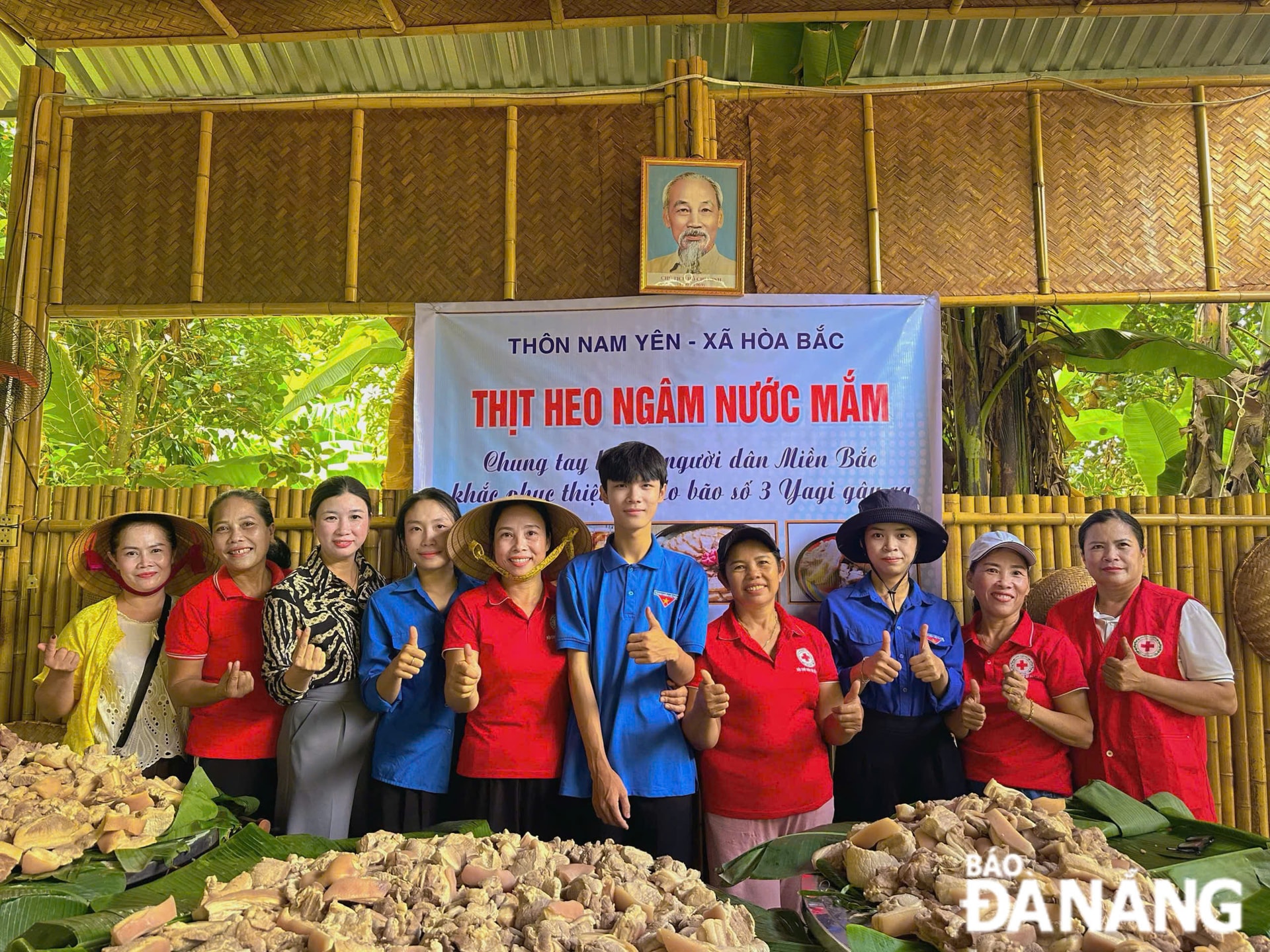 Đông đảo người dân, đoàn viên, thanh niên hỗ trợ làm thịt heo ngâm nước mắm.