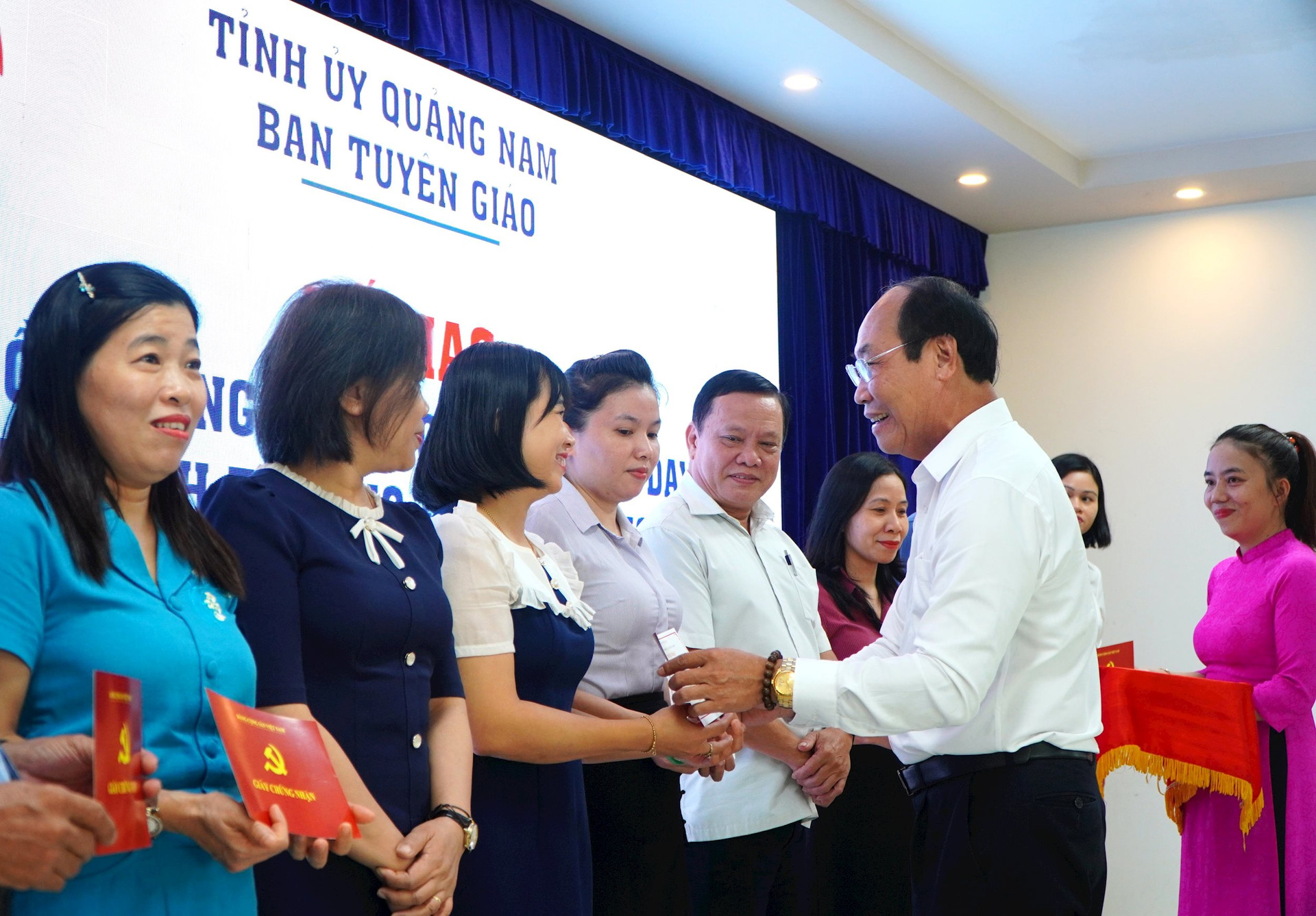 Trưởng ban Tuyên giáo Tỉnh ủy Võ Xuân Ca trao chứng nhận cho các học viên. Ảnh