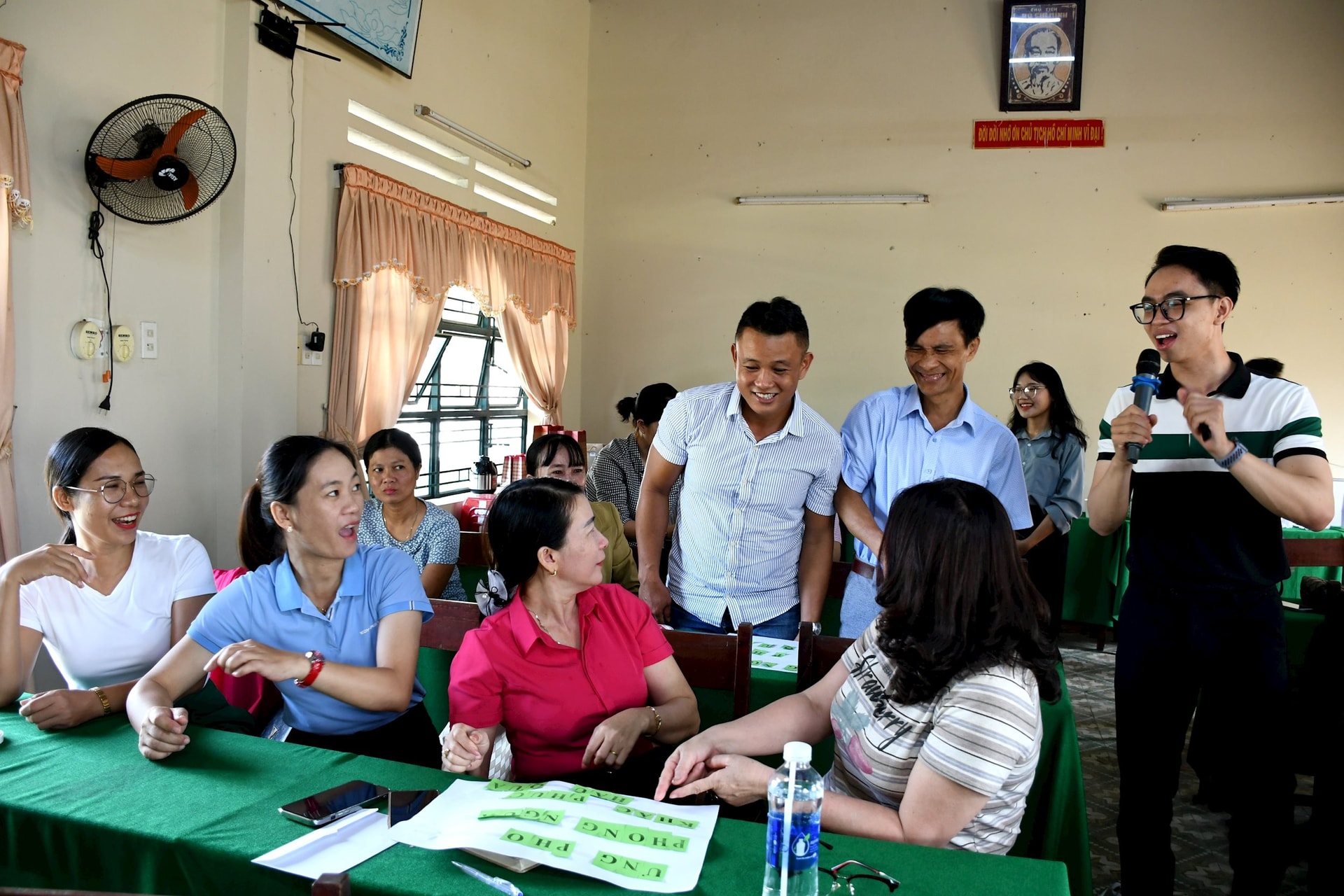 Sôi nổi chương trình tập huấn trang bị kỹ năng phòng tránh thiên tai cho giáo viên Trường Tiểu học Nguyễn Văn Trỗi. Ảnh: Q.VIỆT