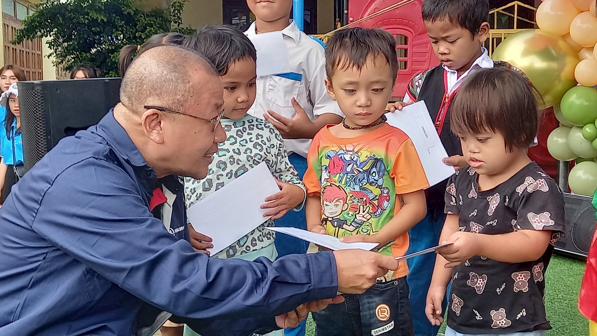 TRAO HỌC BỔNÔng Chaowalit Treejak - Tổng Giám đốc công ty Nhựa Bình Minh