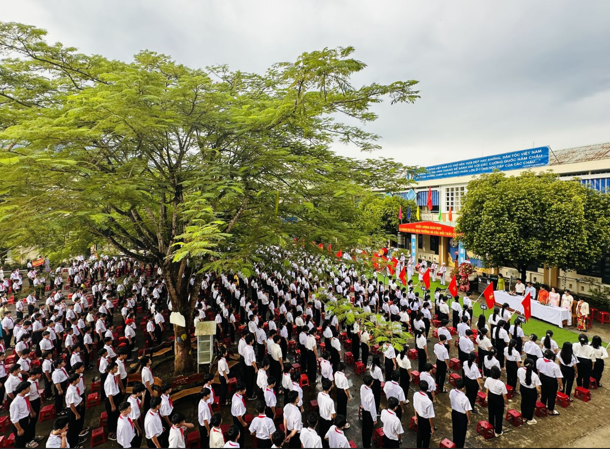 Nhiều trường học ở Bắc Trà My tổ chức tết trung thu năm nay chủ yếu tưởng niệm, sẻ chia, vận động gây quỹ hướng về giúp đỡ vùng thiệt thiên tai ở phía Bắc. Ảnh: VĂN BÌNH