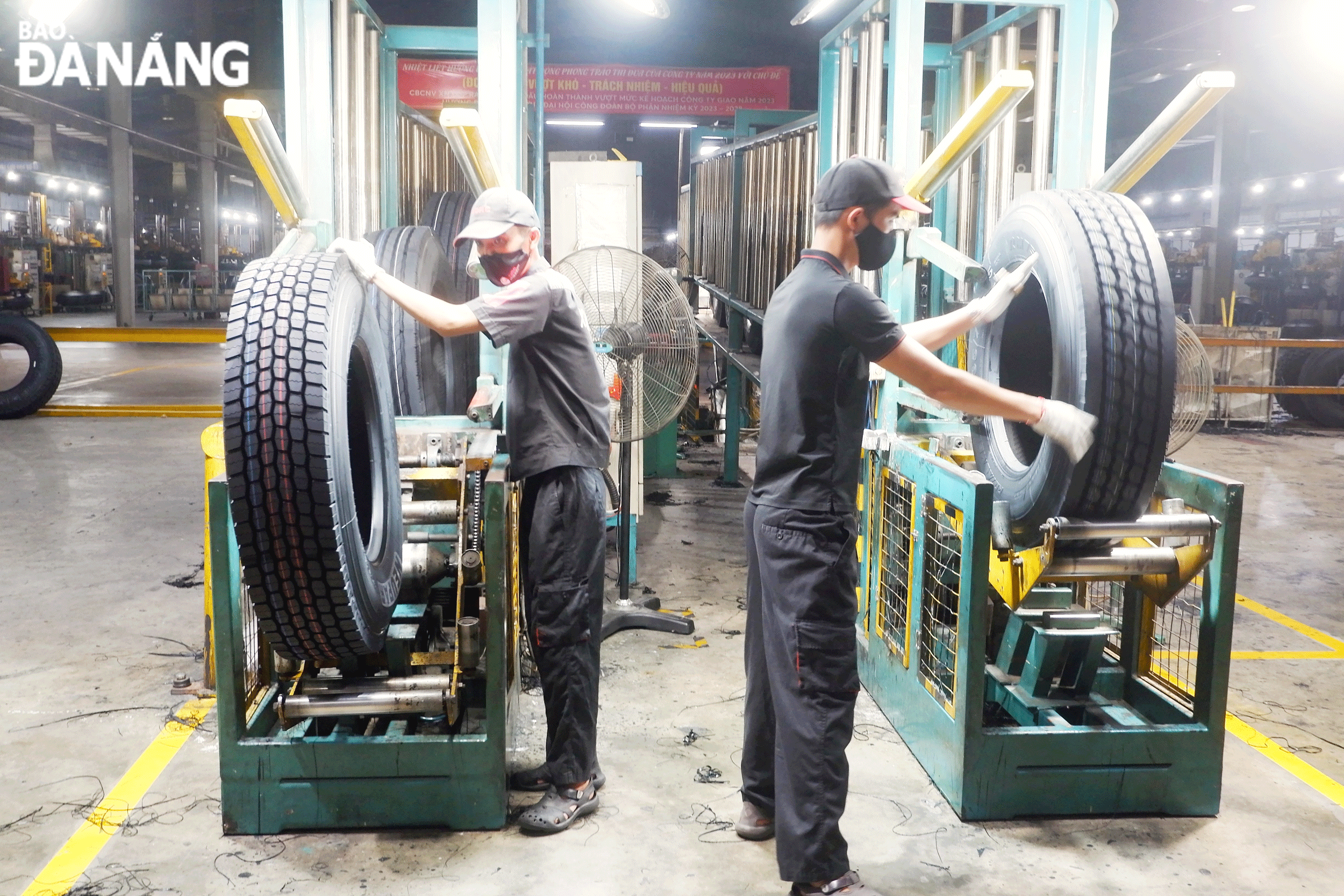 Hoạt động sản xuất tại Công ty CP Cao su Đà Nẵng. Ảnh: M.Q
