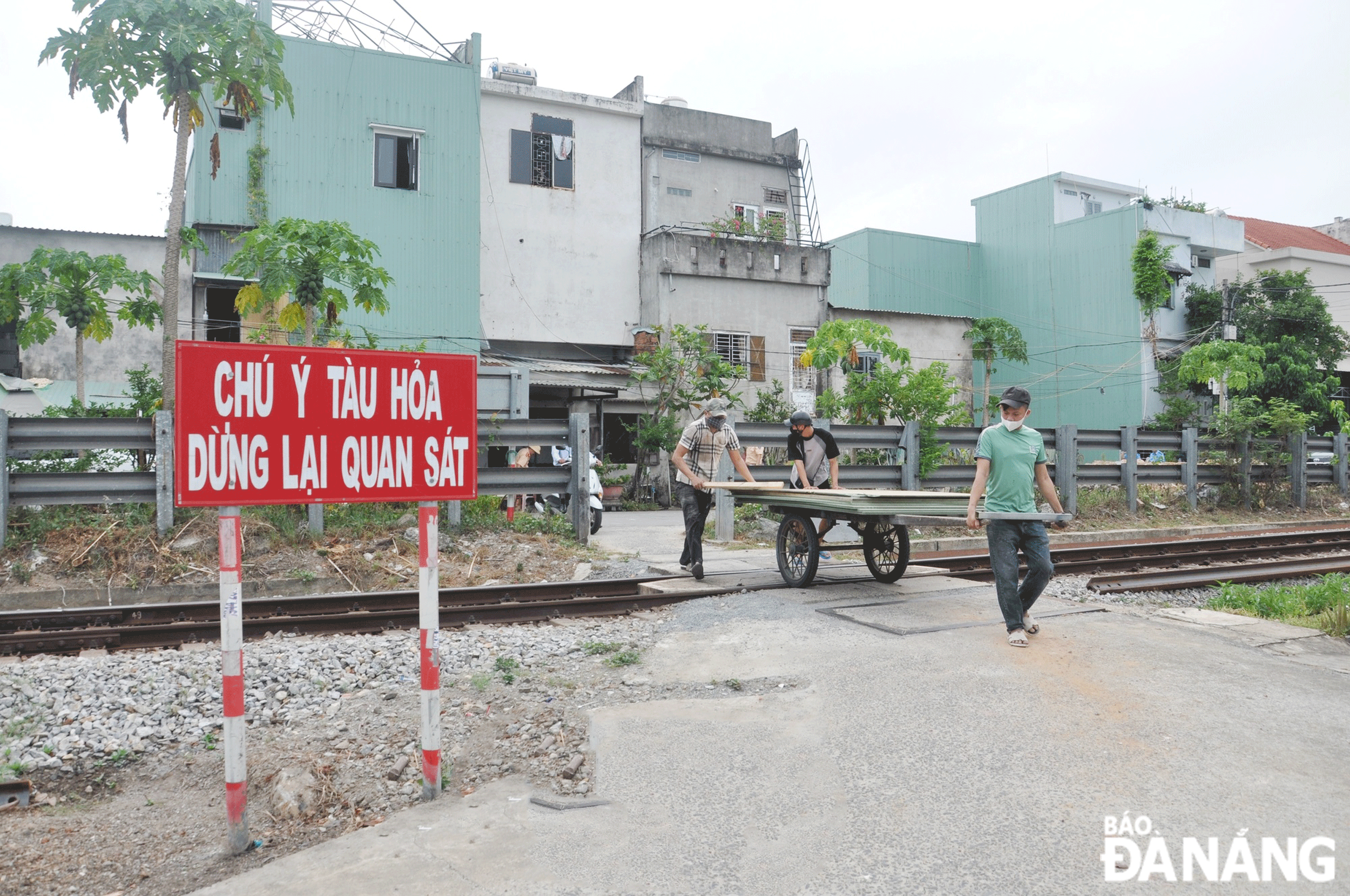 Một lối đi tự mở băng ngang đường sắt đoạn qua địa bàn quận Liên Chiểu. Ảnh: PHƯƠNG UYÊN