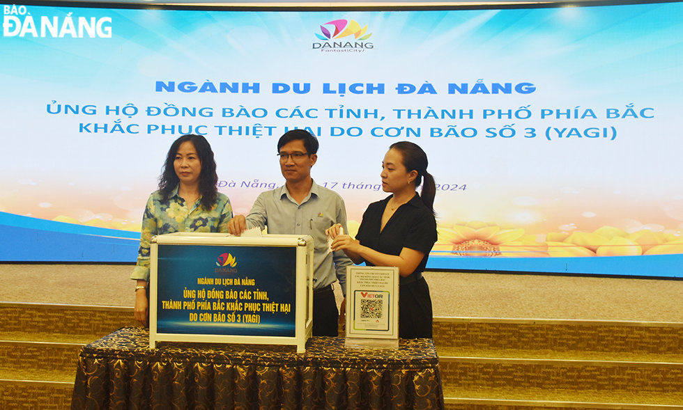 Lãnh đạo Sở Du lịch đại diện quyên góp, chức quyên góp, ủng hộ đồng bào các tỉnh, thành phố phía Bắc khắc phục thiệt hại do cơn bão số 3 gây ra. Ảnh: THU HÀ