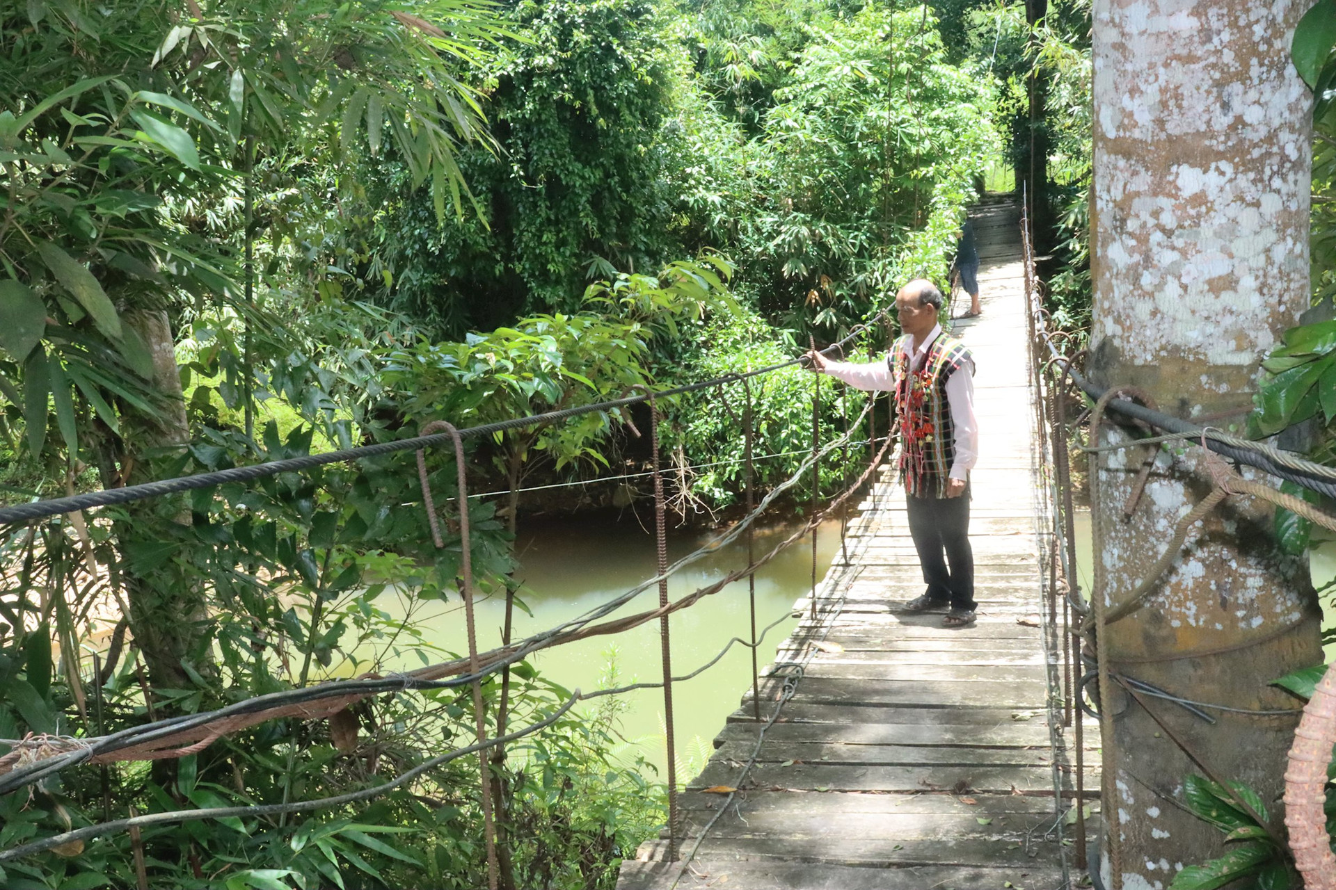 Cầu treo qua khu sản xuất Haleem của khu dân cư thôn Arớt, xã A Nông do chính già làng Alăng Đàn tự bỏ công, của làm cầu