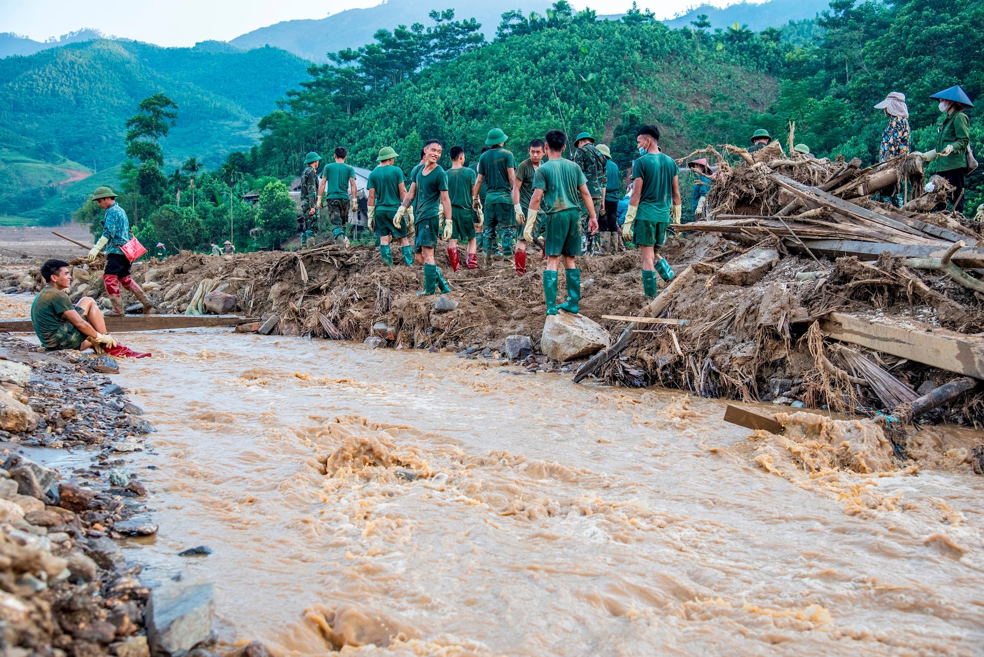 Vệt sạt lở ở thôn Làng Nủ khá giống với hiện trường ở xã Trà Leng