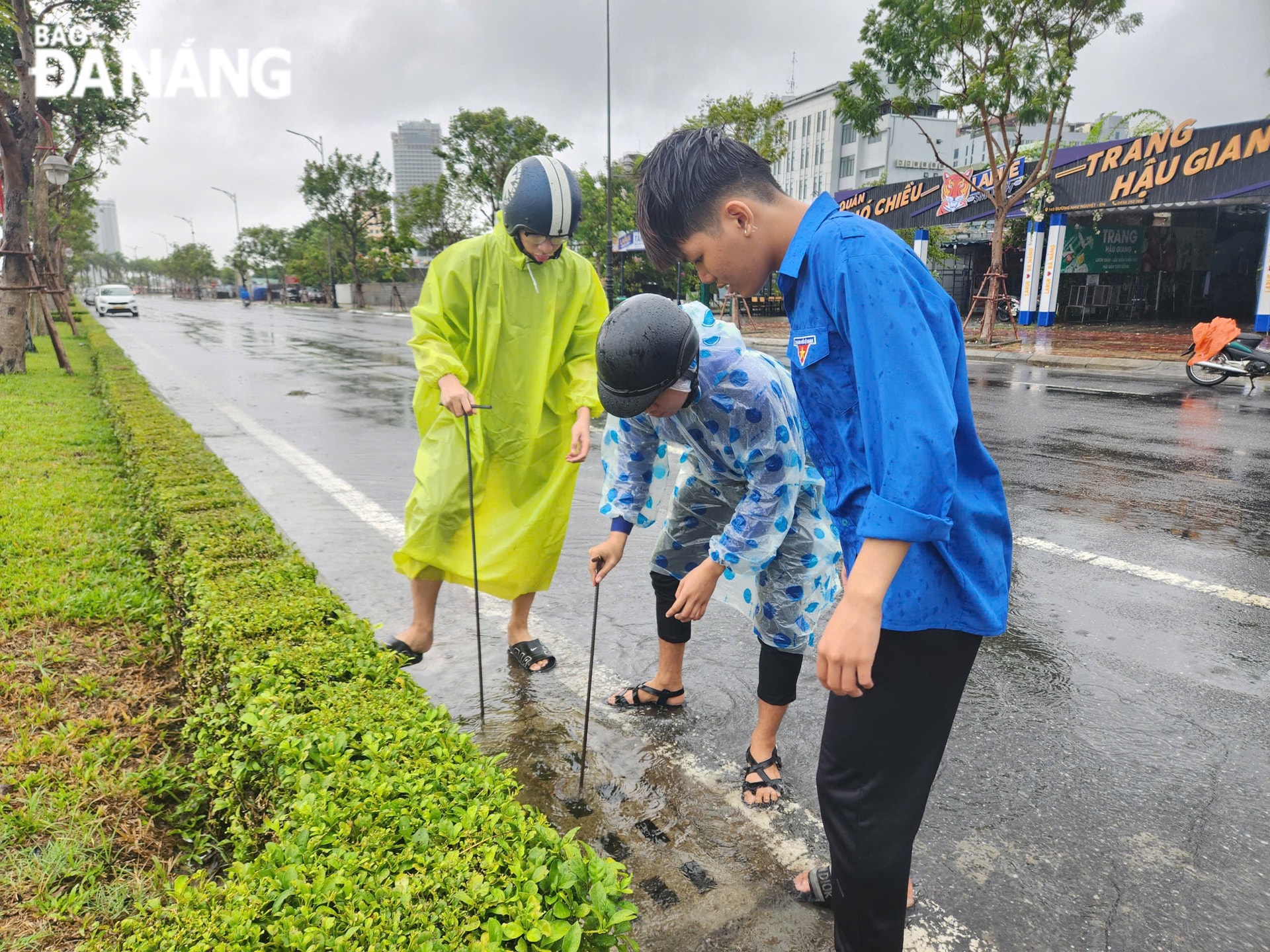 Mỗi đội hình có từ 12-15 tình nguyện viên tham gia khơi thông dòng chảy tại các cống, điểm ngập cục bộ.