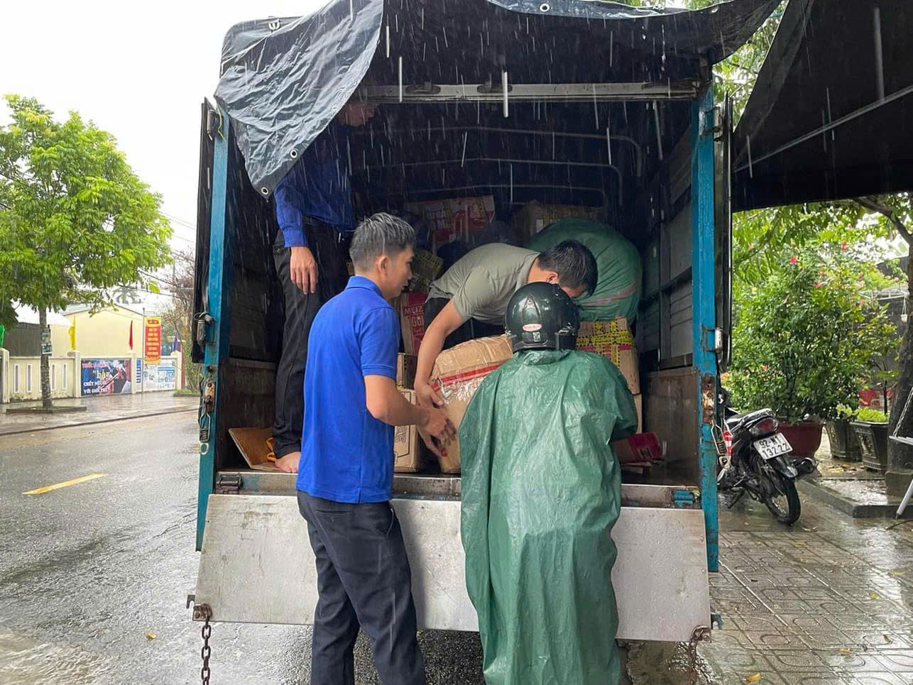 TUOI TRE TIEN PHUOC UNG HO MIEN BAC