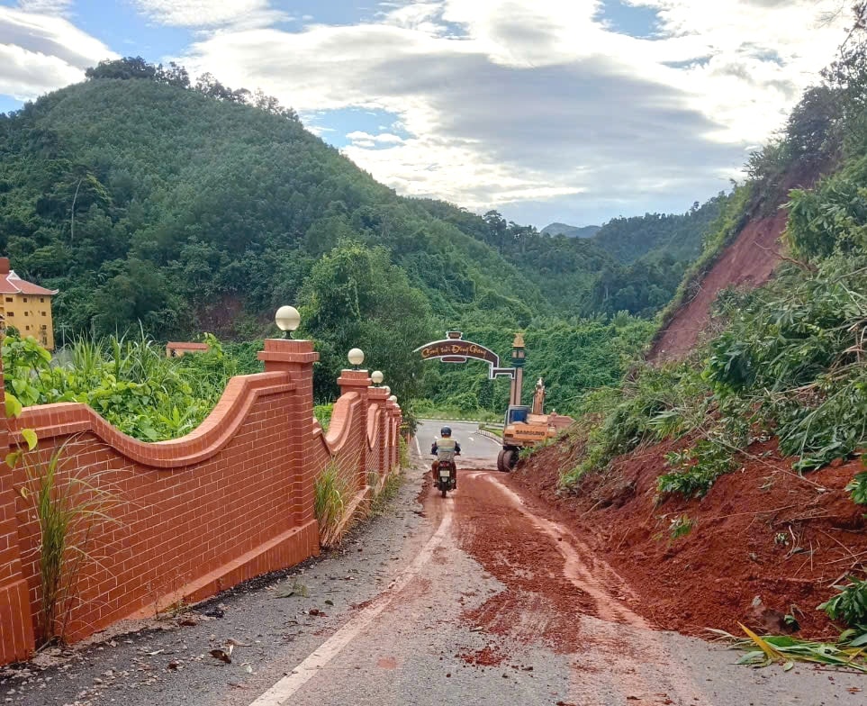 Khắc phục sạt lở trên tuyến ĐT609, đoạn qua xã Mà Cooih (huyện Đông Giang) để thông xe bước một vào sáng sớm hôm nay. Ảnh: C.T