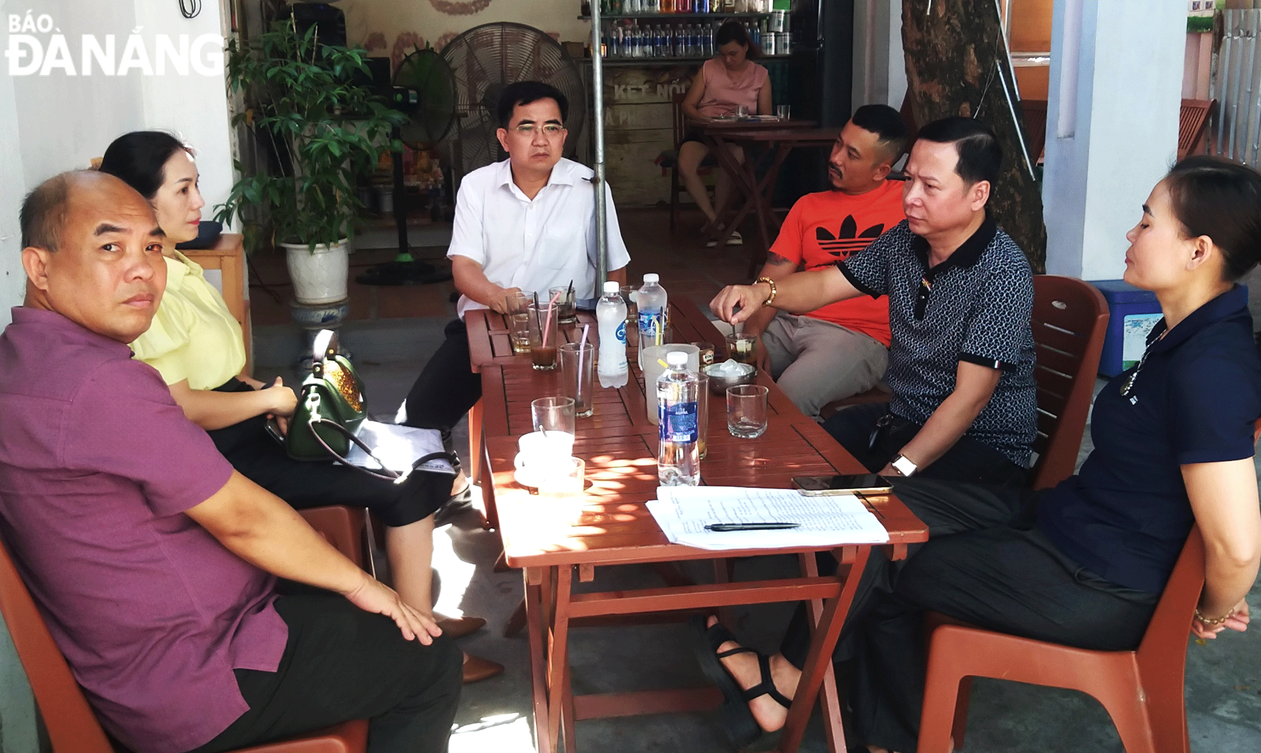 Nhóm khách hàng mua đất nền tại khu đô thị Phú Mỹ An (thuộc phường Hòa Hải, quận Ngũ Hành Sơn) do Công ty CP Đầu tư và Xây dựng 579 làm chủ đầu tư, vẫn gian nan đi “đòi sổ” hơn chục năm qua. Ảnh: ĐẮC MẠNH