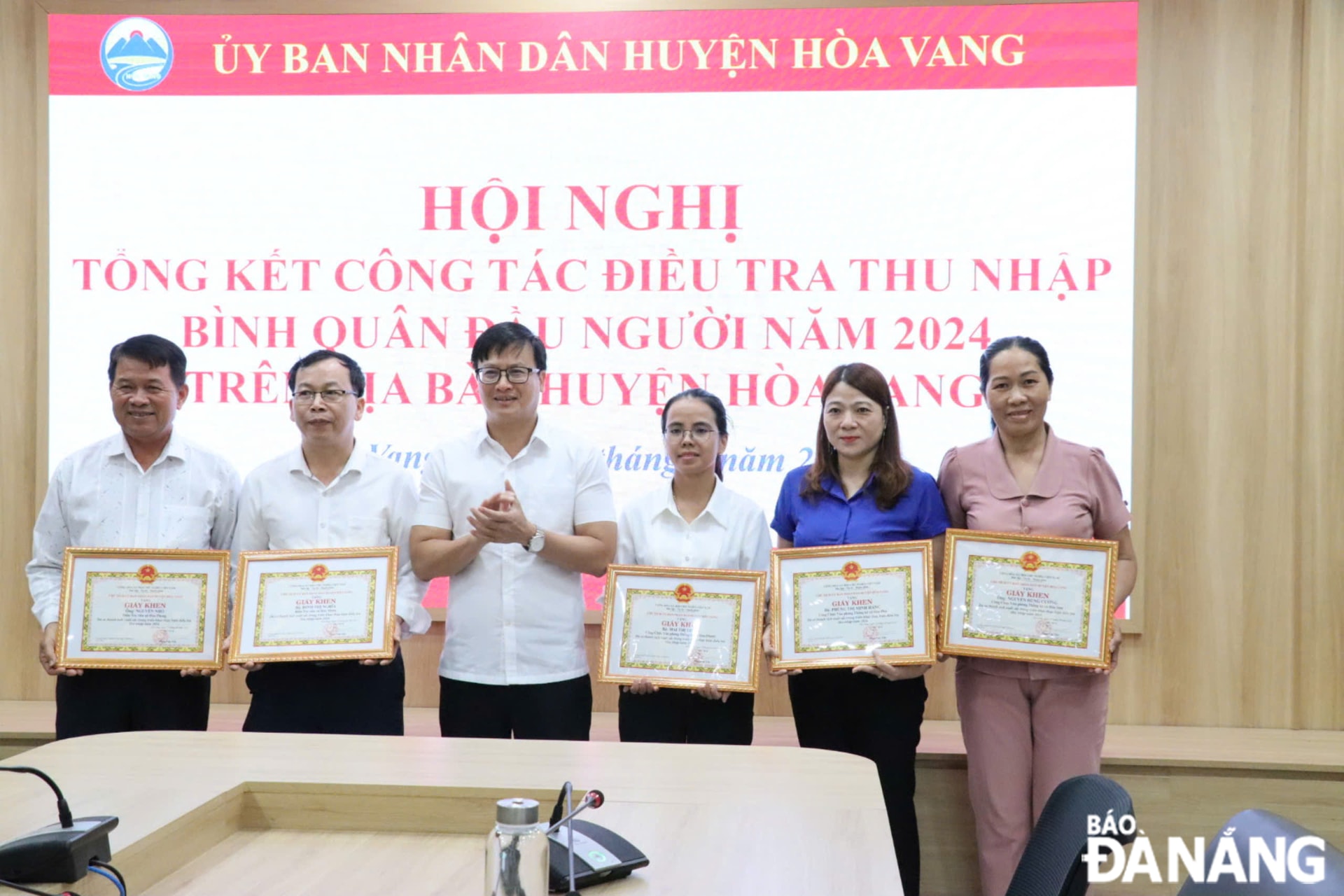 Lãnh đạo UBND huyện Hòa Vang trao giấy khen cho 5 cá nhân có thành tích xuất sắc trong triển khai công tác điều tra thu nhập bình quân đầu người năm 2024 tại địa phương. Ảnh: TRẦN TRÚC