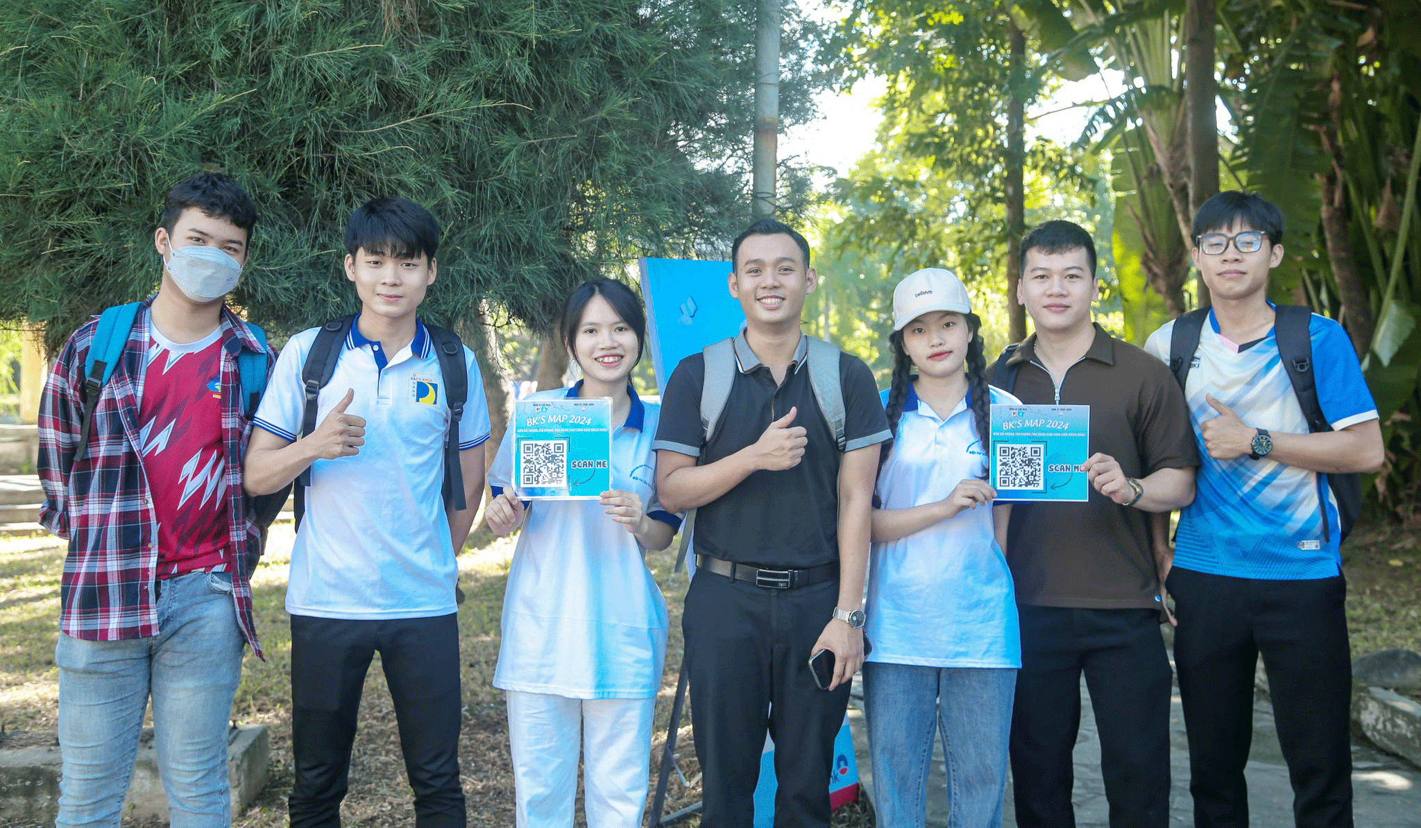 Đội tư vấn sinh viên Trường Đại học Bách khoa (Đại học Đà Nẵng) khảo sát và liệt kê danh sách nhà trọ phù hợp để kịp thời hỗ trợ phụ huynh và tân sinh viên có nhu cầu. Ảnh: ĐVCC